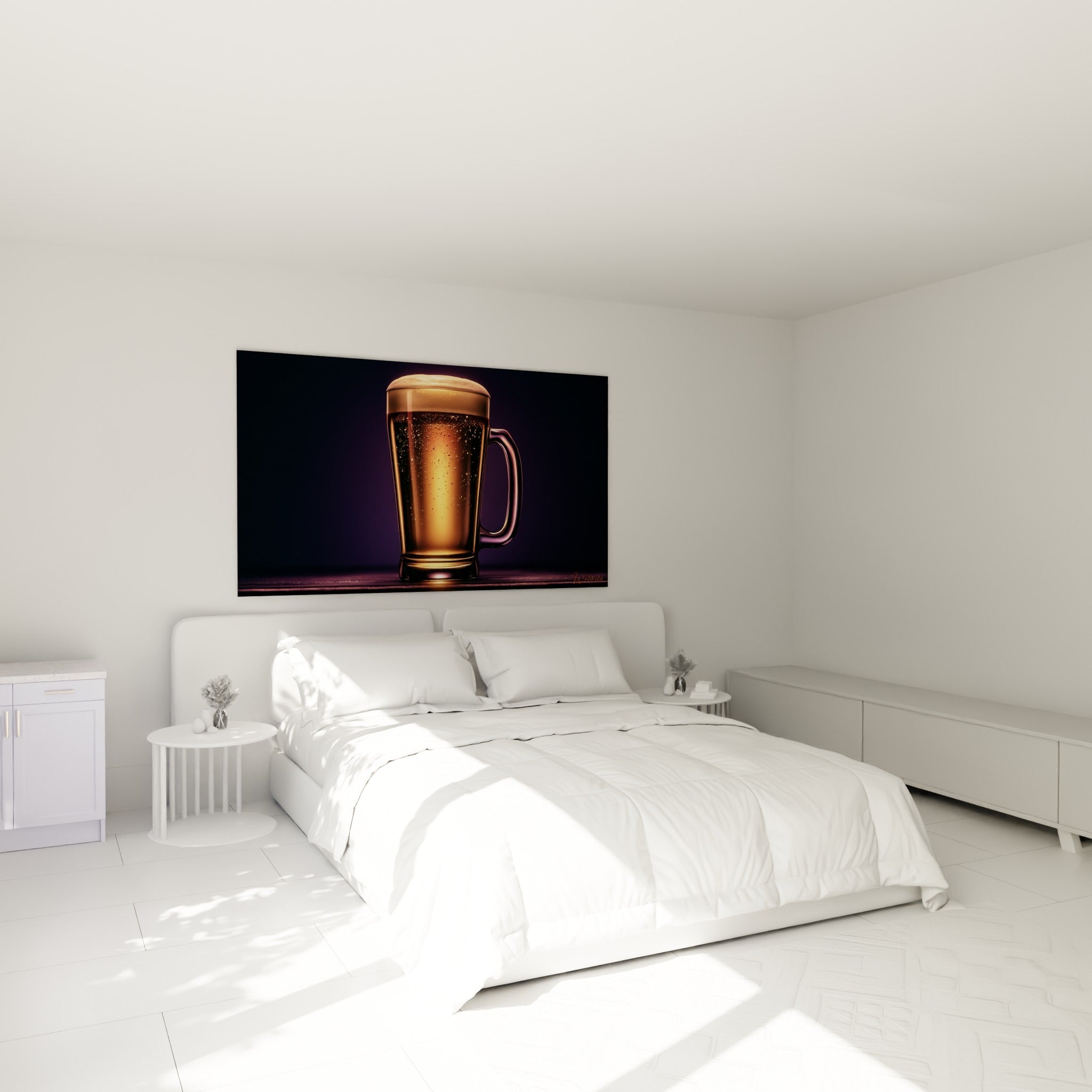 Verre de bière doré et mousse blanche épaisse au-dessus d'un lit dans une chambre claire