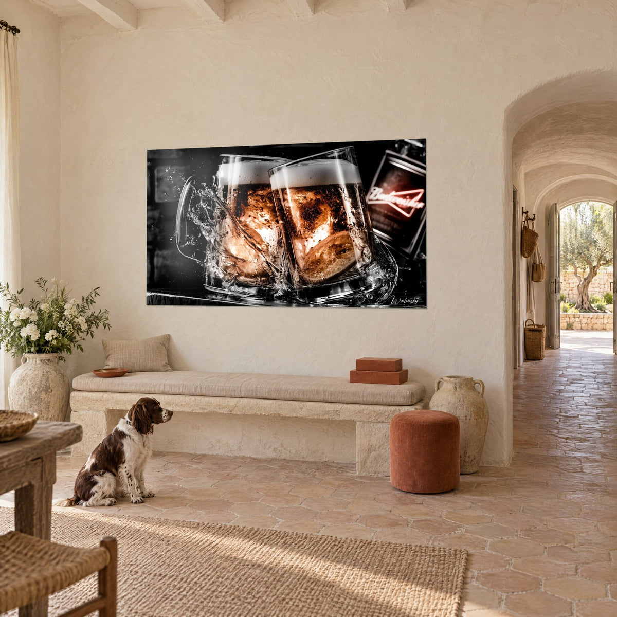 Quadro boccali di birra in bianco e nero con riflessi ramati, getto d'acqua, insegna al neon rossa, spaniel seduto, casale provenzale