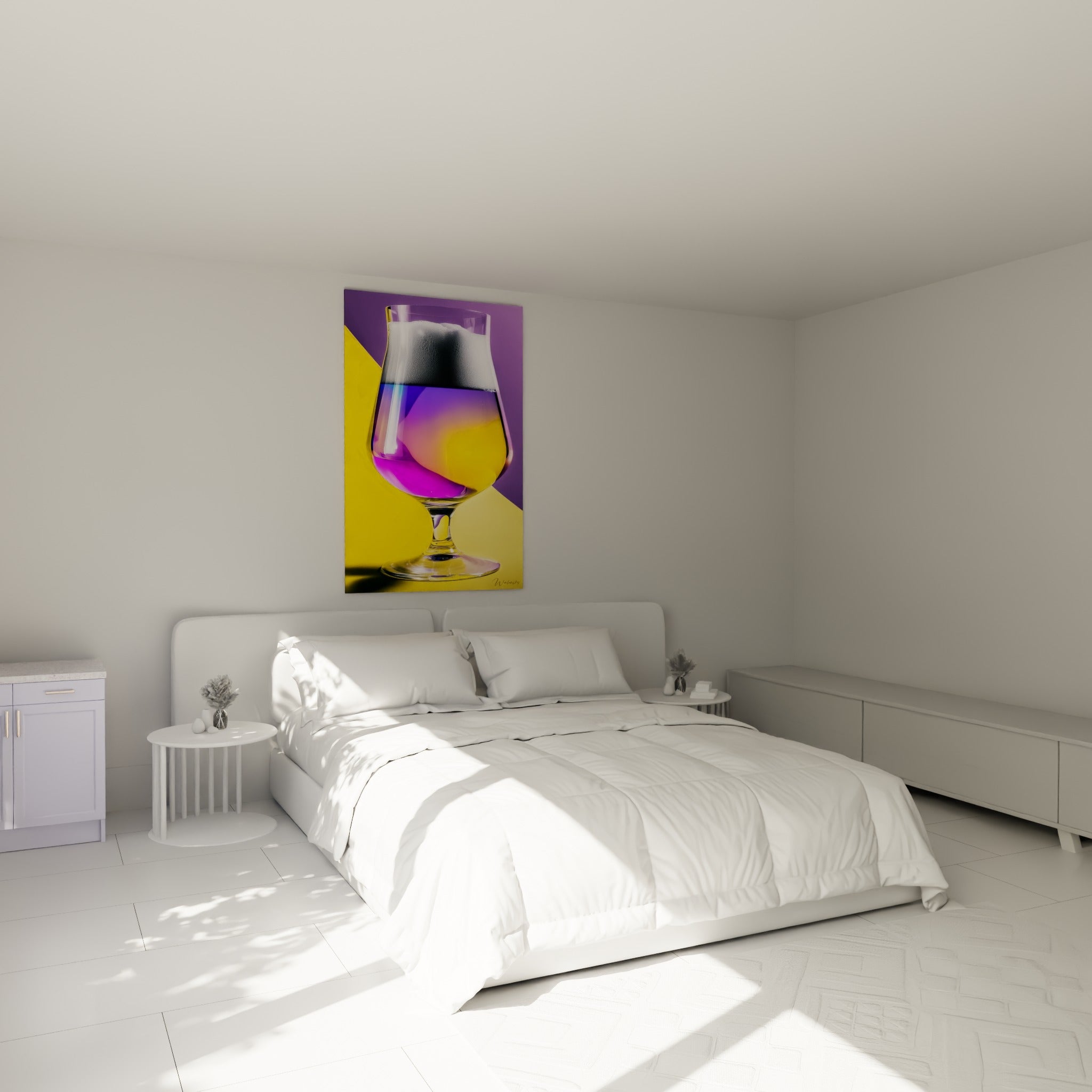 Verre tulipe aux teintes fuchsia et ocre, mousse texturée, au-dessus d'un lit dans une chambre claire