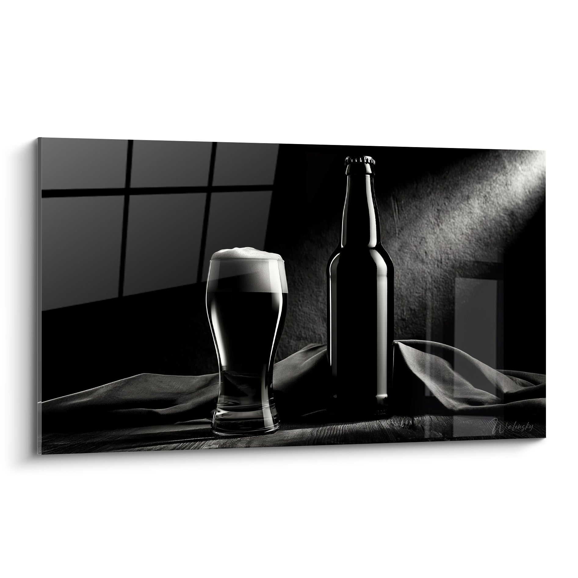 Bouteille et verre de bière en clair-obscur noir et gris anthracite sur bois sombre
