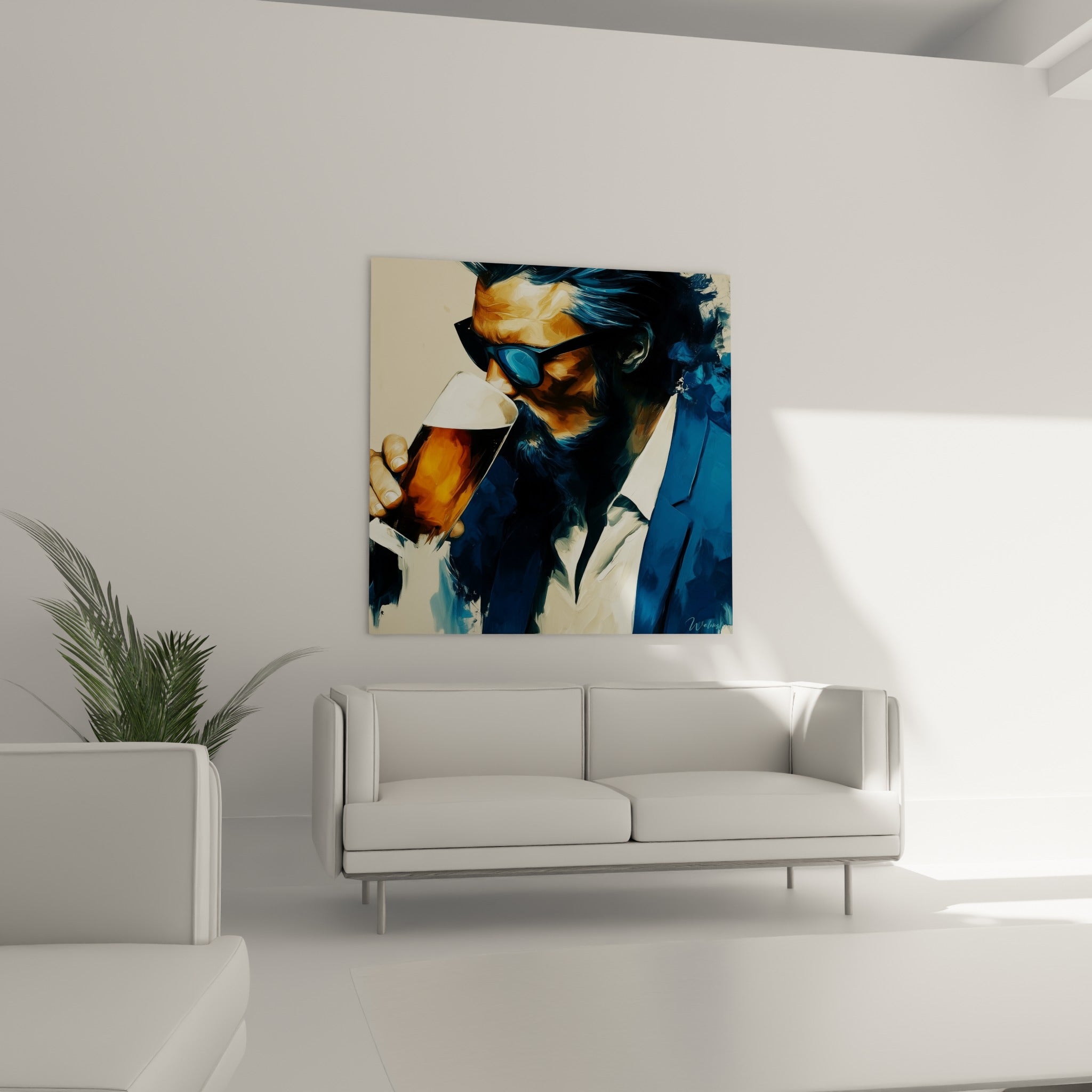 Homme aux lunettes de soleil savourant une bière dorée, toile bleu nuit et ocre au-dessus d'un canapé dans un salon lumineux