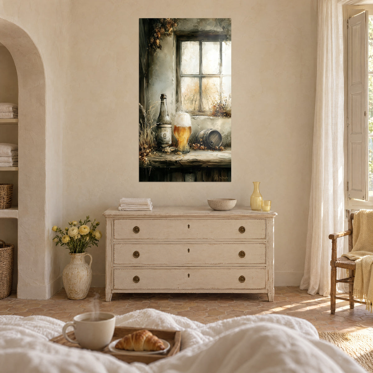 Schilderij grijze fles en blonde pint onder een roedenraam, bruine hop, boven een bed in een lichte slaapkamer