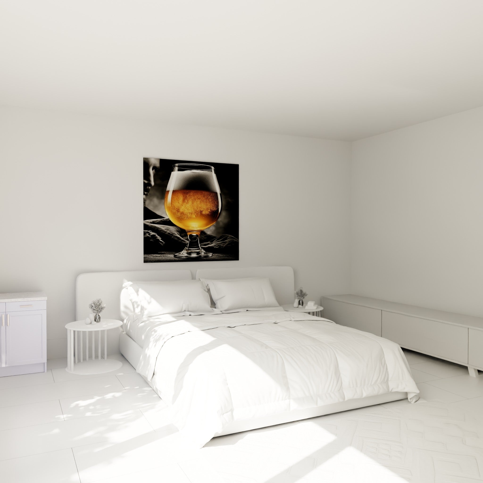 Pinte dorée et mousse crémeuse capturées en gros plan, accrochée au-dessus d'un lit dans une chambre claire