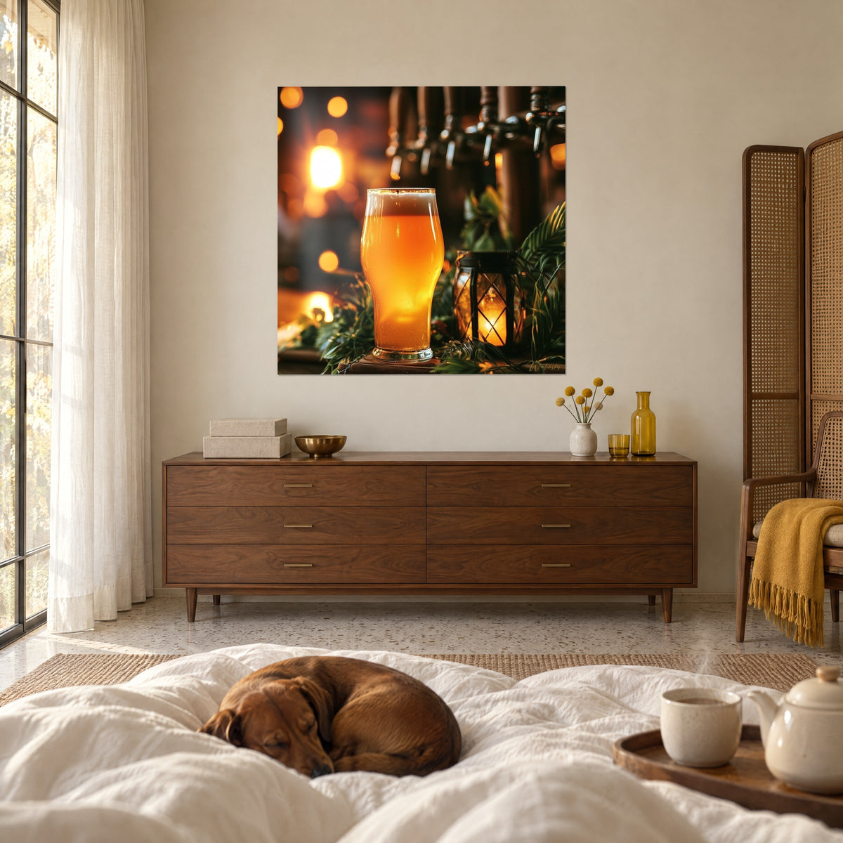 Cuadro jarra de rubia espumosa, naranja ámbar y verde abeto, bokeh luminoso, encima de una cama en un dormitorio claro