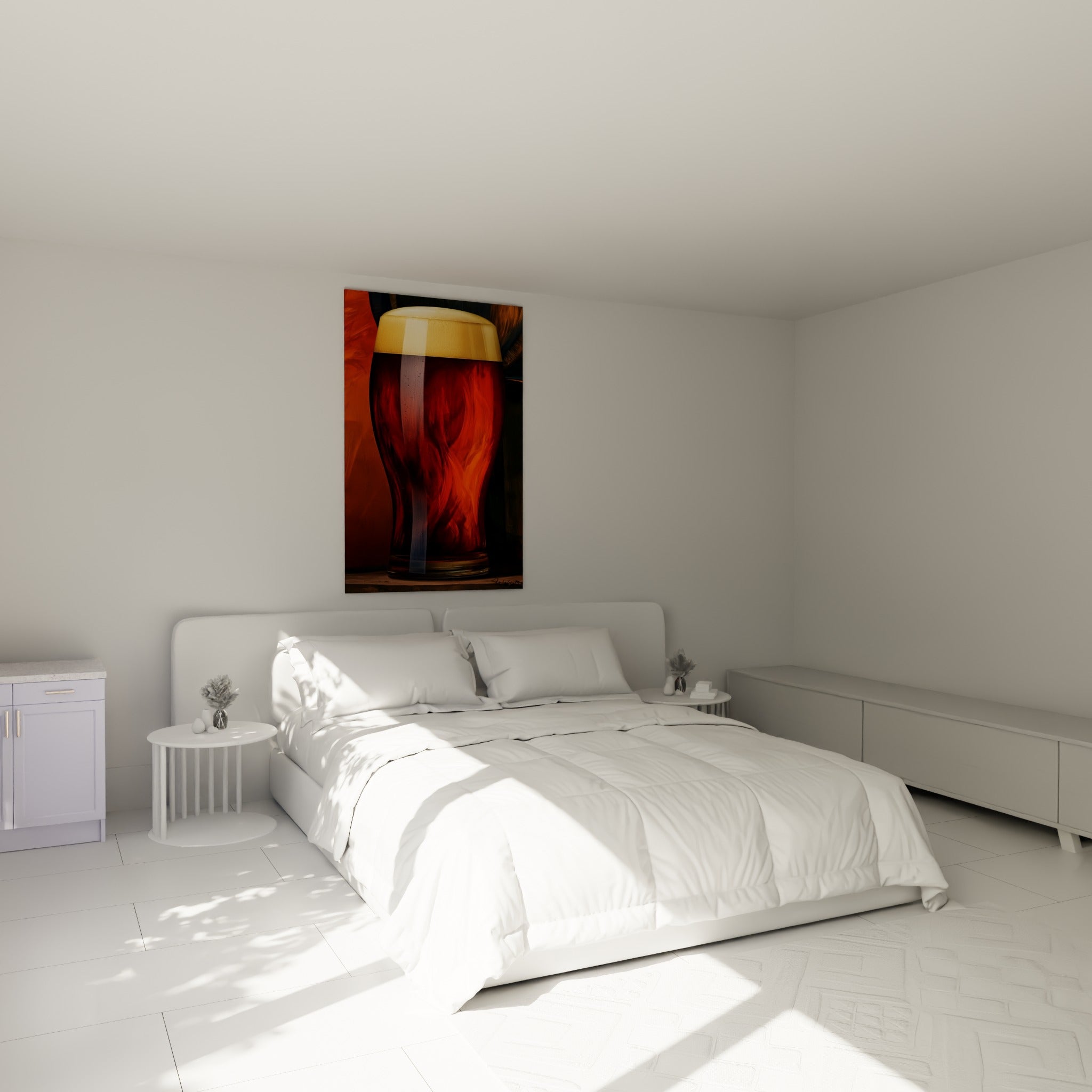 Bière ambrée aux reflets cuivrés et mousse dorée, accrochée au-dessus d'un lit dans une chambre claire