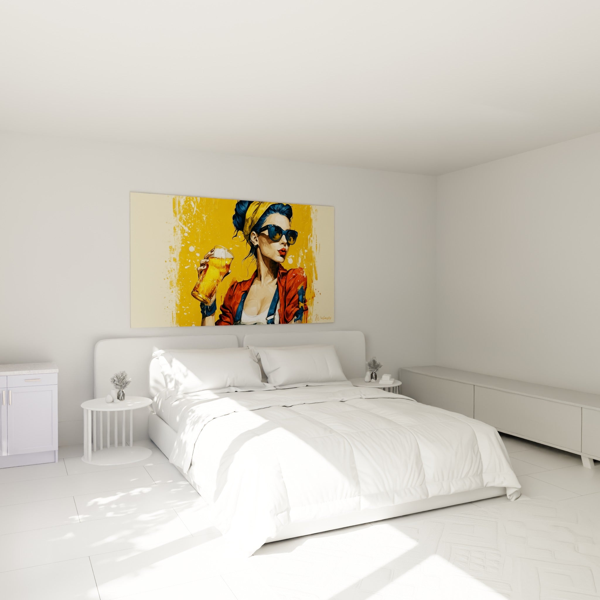 Portrait coloré d'une femme au bandana doré et verre ambré, accroché au-dessus d'un lit dans une chambre claire