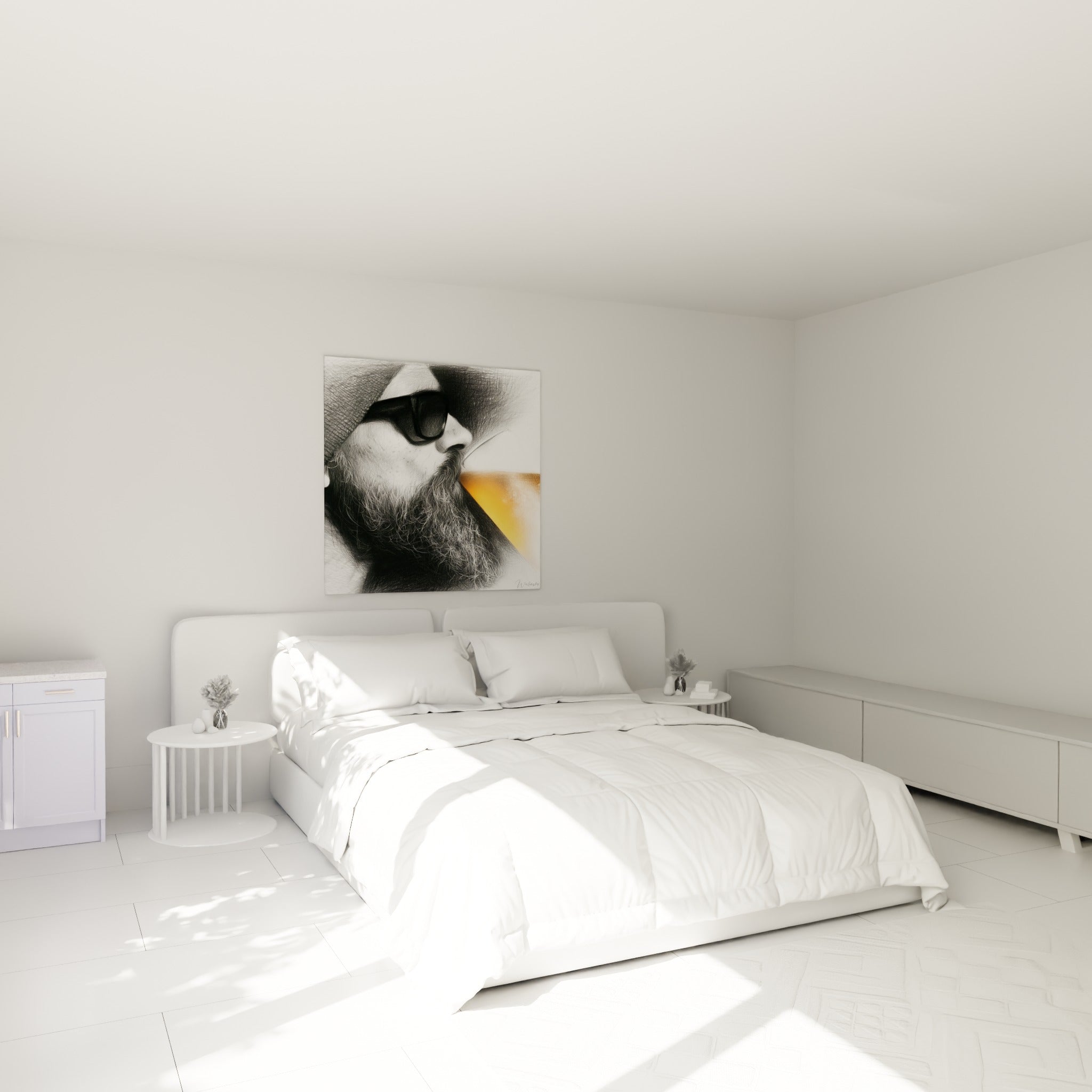 Barbe grise et verre doré illustrés en crayonné, accrochés au-dessus d'un lit dans une chambre claire