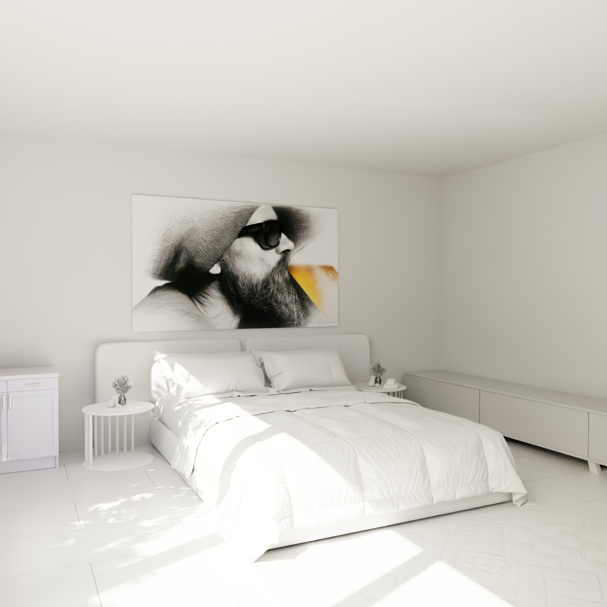 Portrait crayonné d'un homme barbu buvant une bière ambrée, au-dessus d'un lit dans une chambre claire