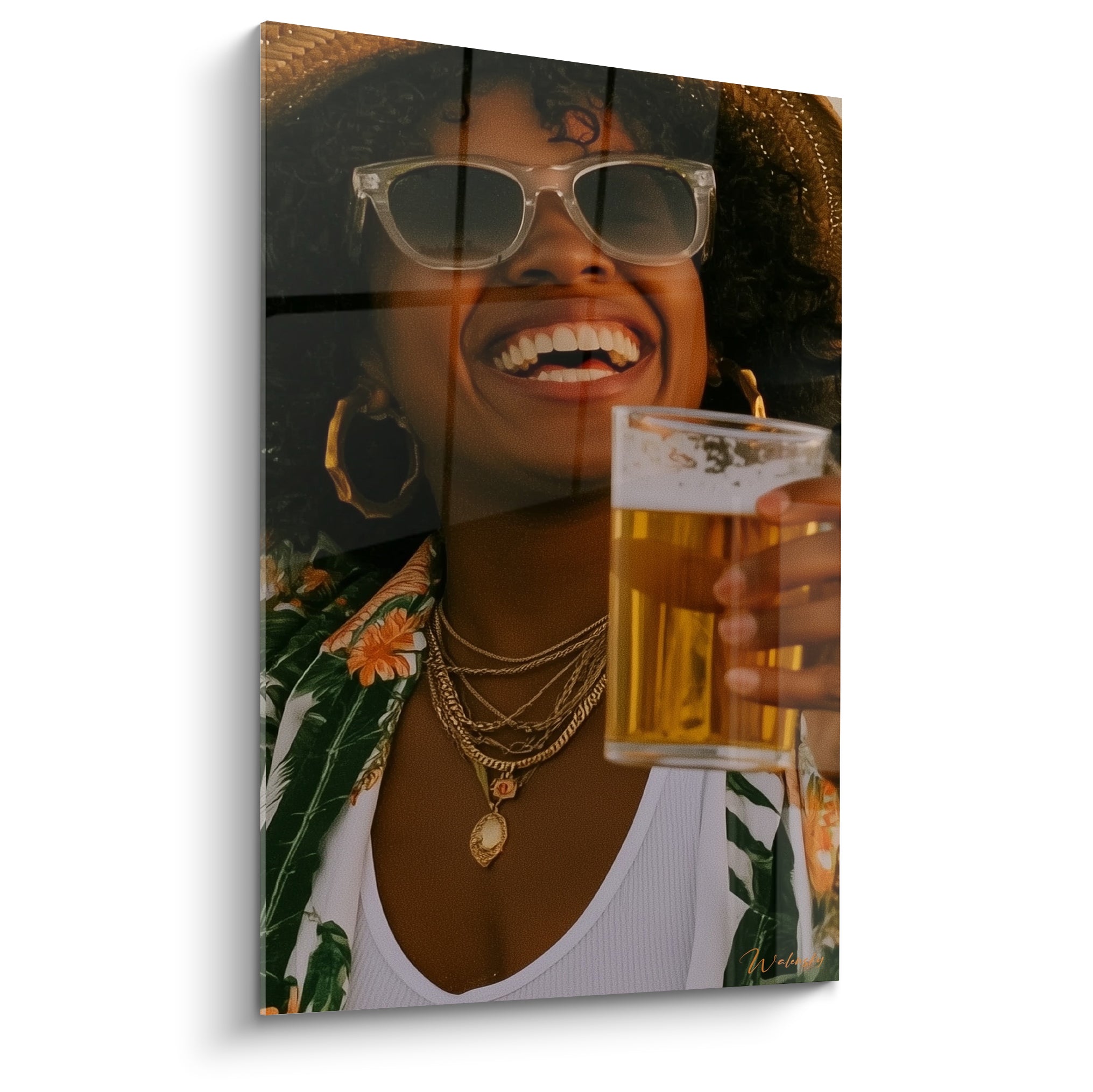 Femme souriante en tableau Bière tenant un verre ambré, chemisier vert tropical, bijoux dorés