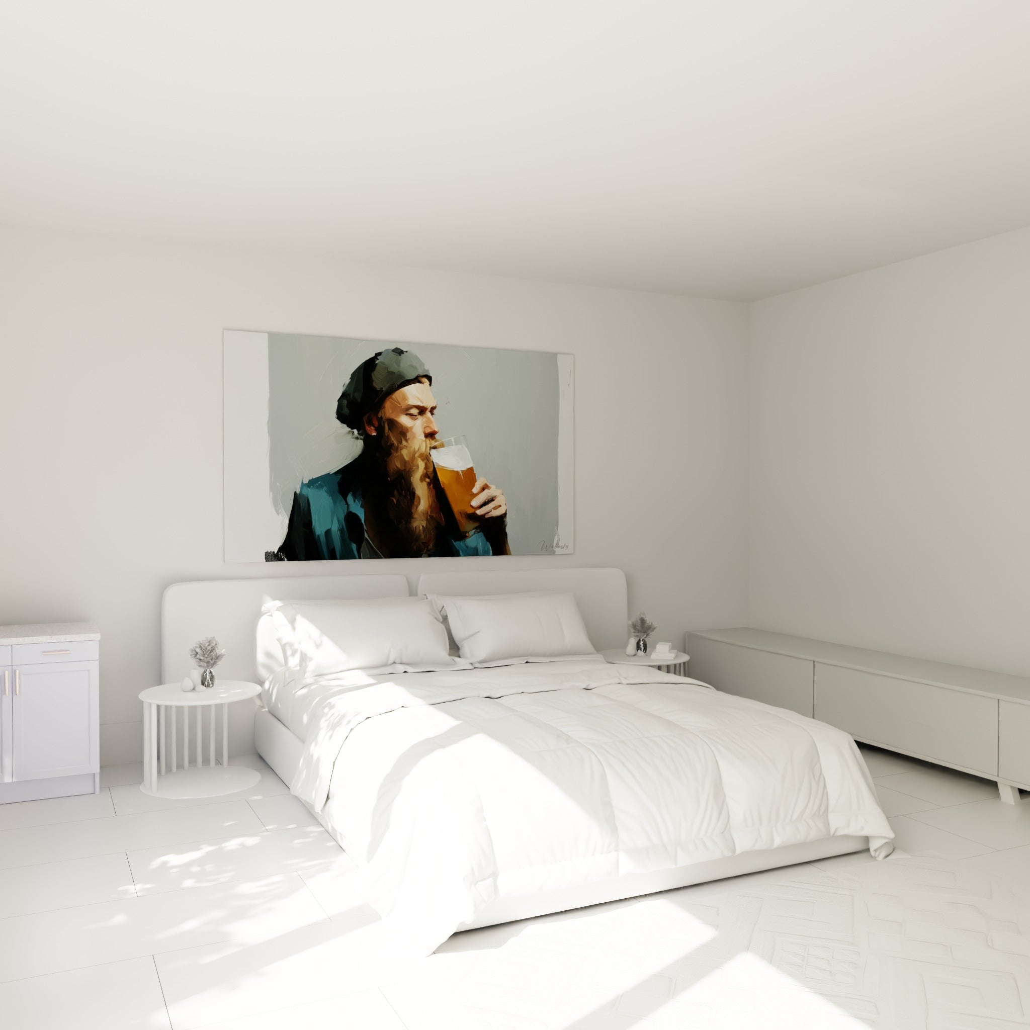 Portrait d'homme barbu fauve savourant une pinte dorée, au-dessus d'un lit dans une chambre claire