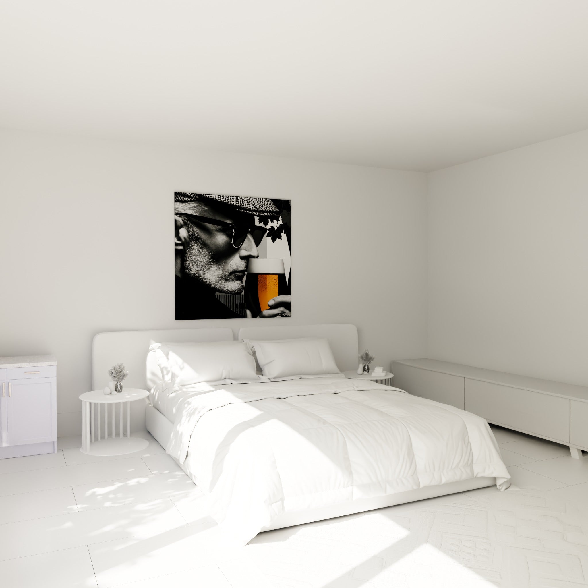 Portrait masculin noir et blanc avec verre ambré accroché au-dessus d'un lit dans une chambre claire