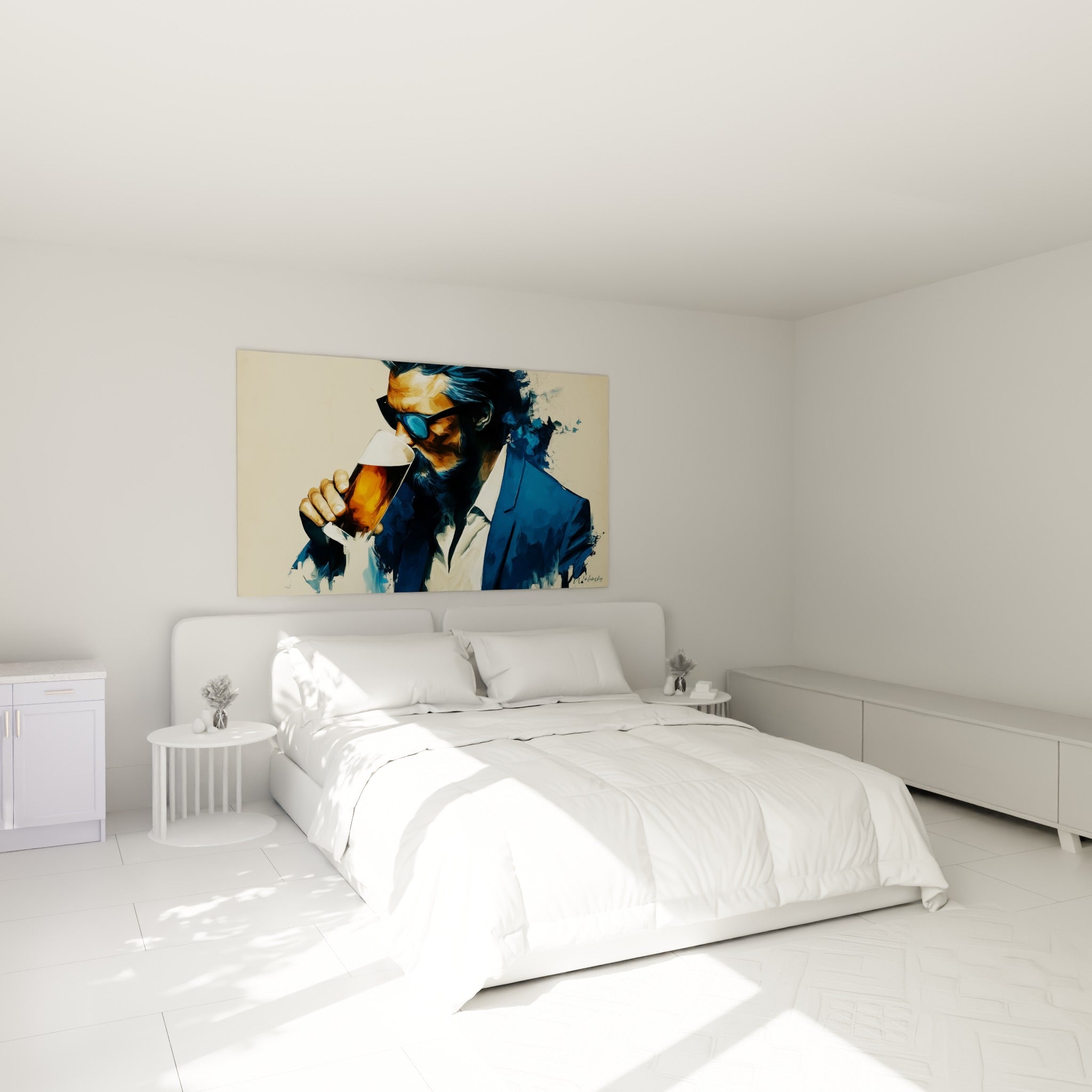Portrait expressif d'un homme buvant une pinte dorée, tons bleu et ocre, au-dessus d'un lit dans une chambre claire