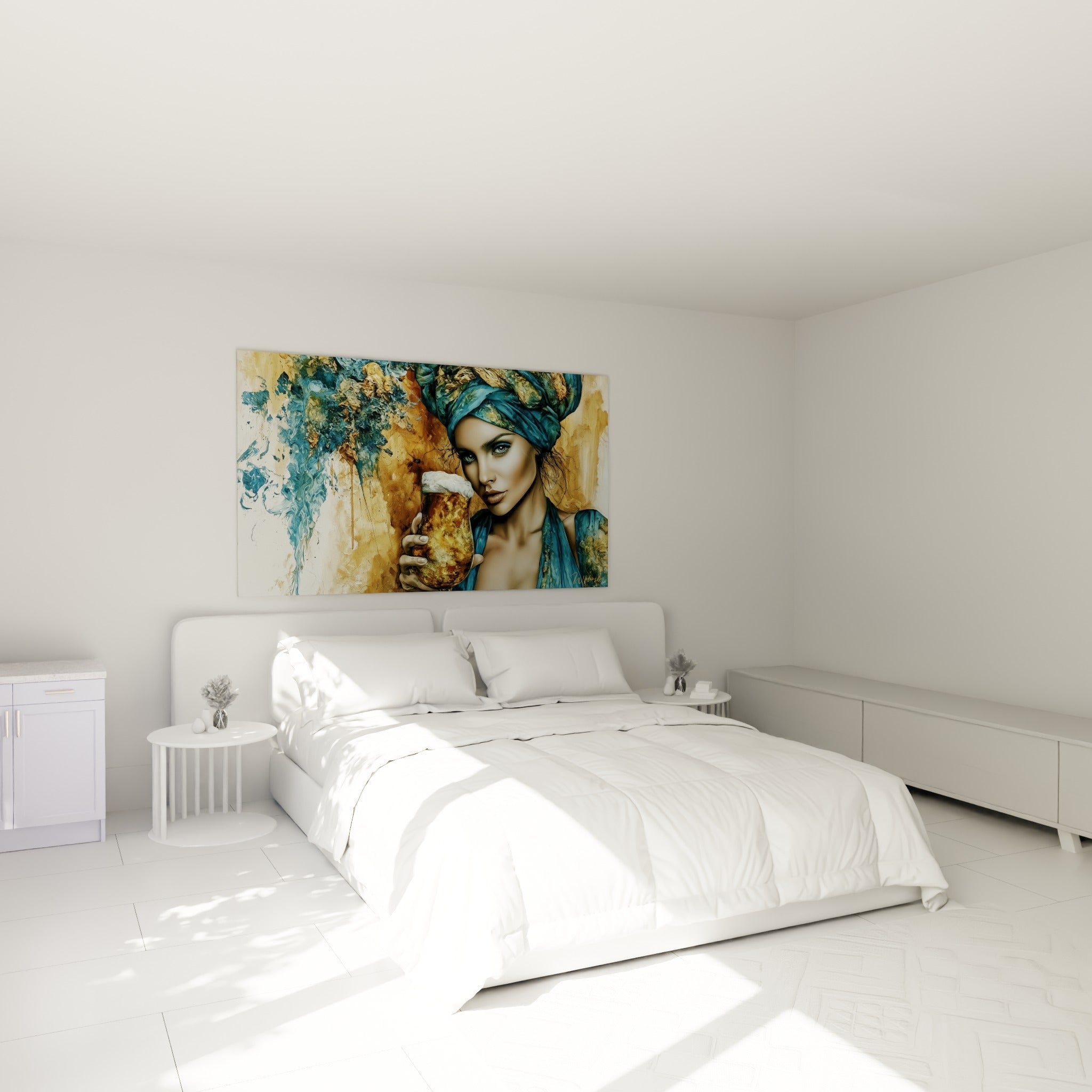 Portrait d'une femme au turban bleu et bière dorée accroché au-dessus d'un lit dans une chambre claire