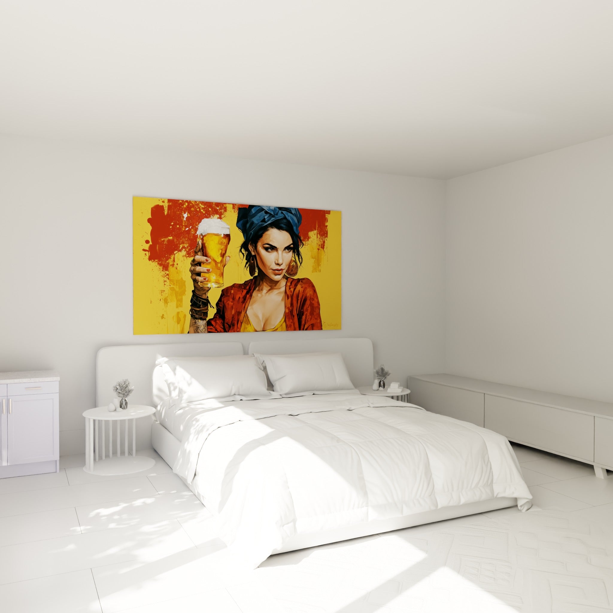 Portrait pop art d'une femme brune au verre doré mousseux, accroché au-dessus d'un lit dans une chambre claire