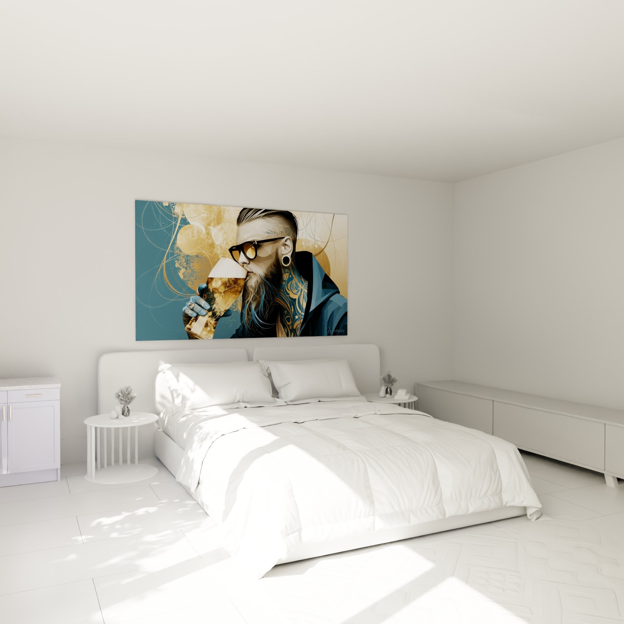 Portrait tatoué bleu et doré d'un buveur de bière au-dessus d'un lit dans une chambre claire