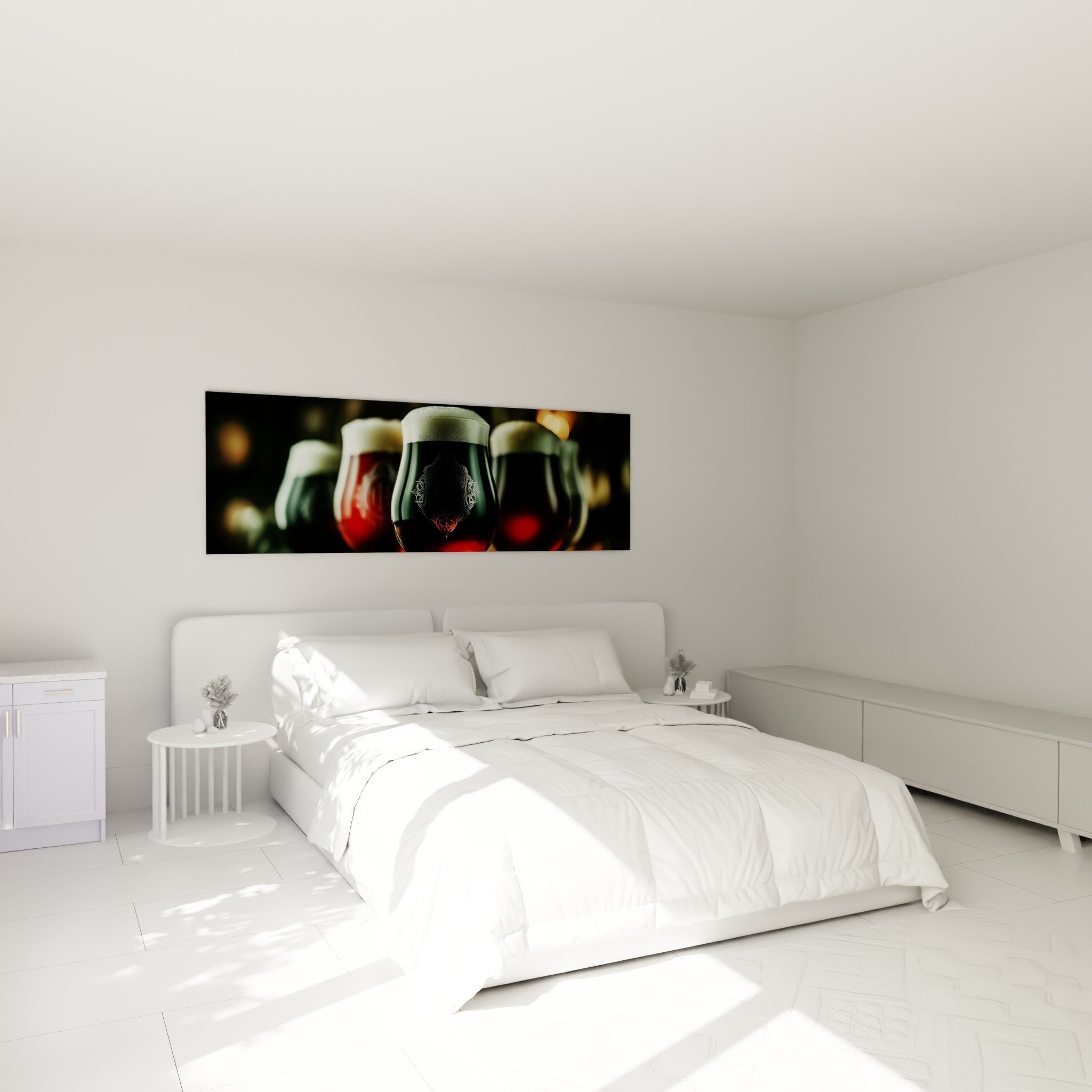 Verres de bière ambrée alignés à la mousse épaisse, au-dessus d'un lit dans une chambre claire