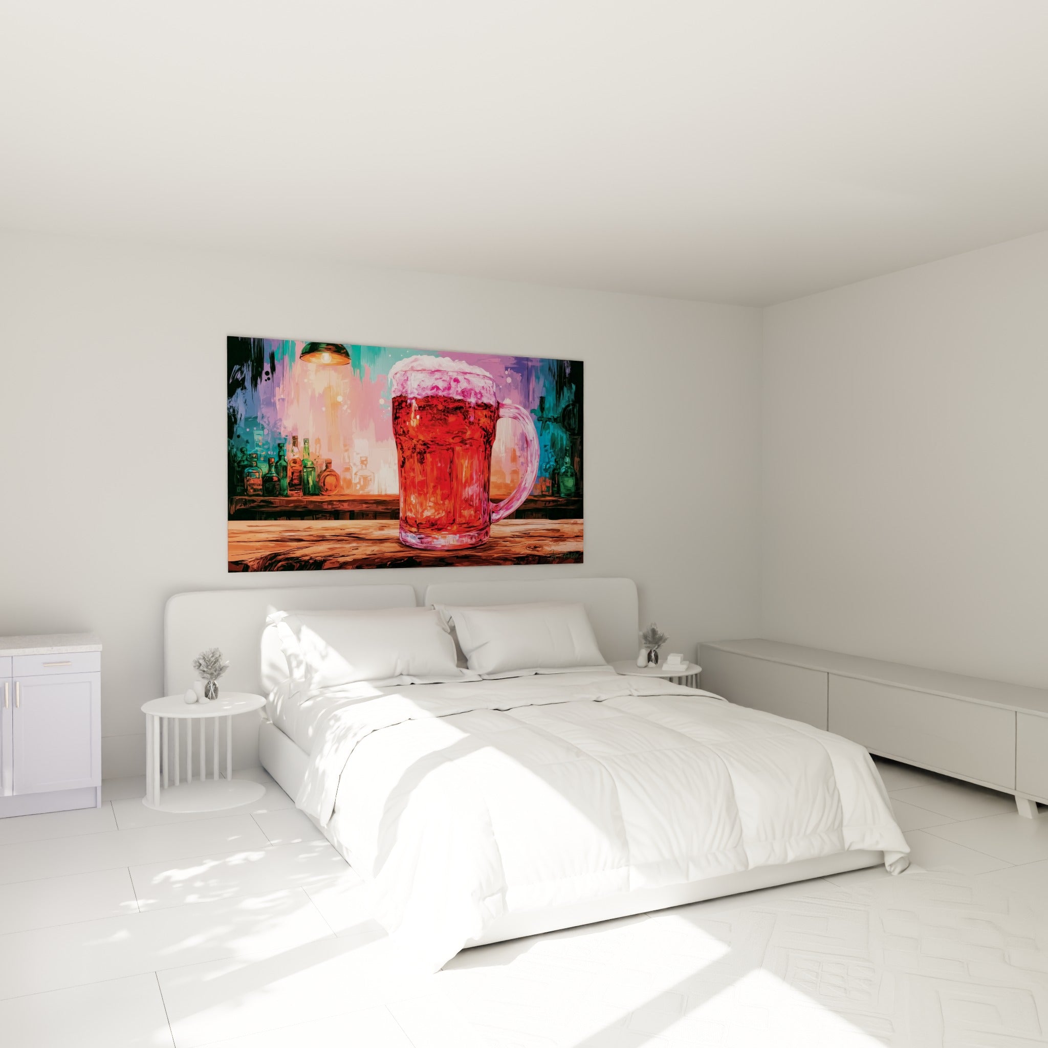 Bière rouge orangé moussante accrochée au-dessus d'un lit dans une chambre claire