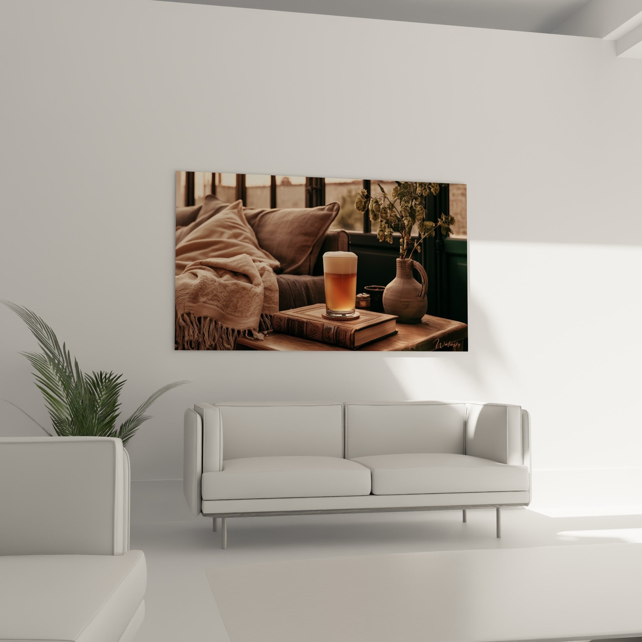Bière ambrée sur livre ancien représentée au-dessus d'un canapé dans un salon lumineux