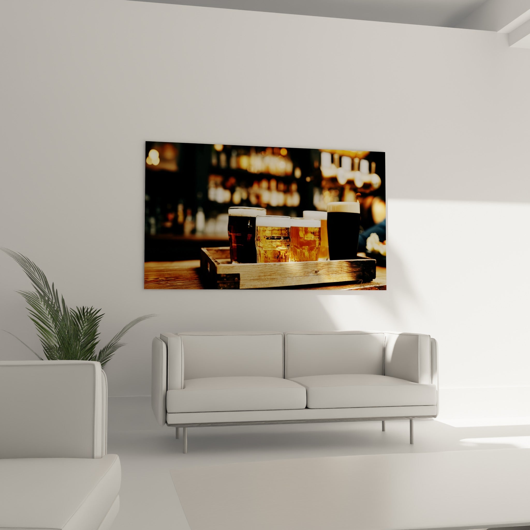 Pintes de bière ambrée et anthracite sur caisse en bois, au-dessus d'un canapé dans un salon lumineux