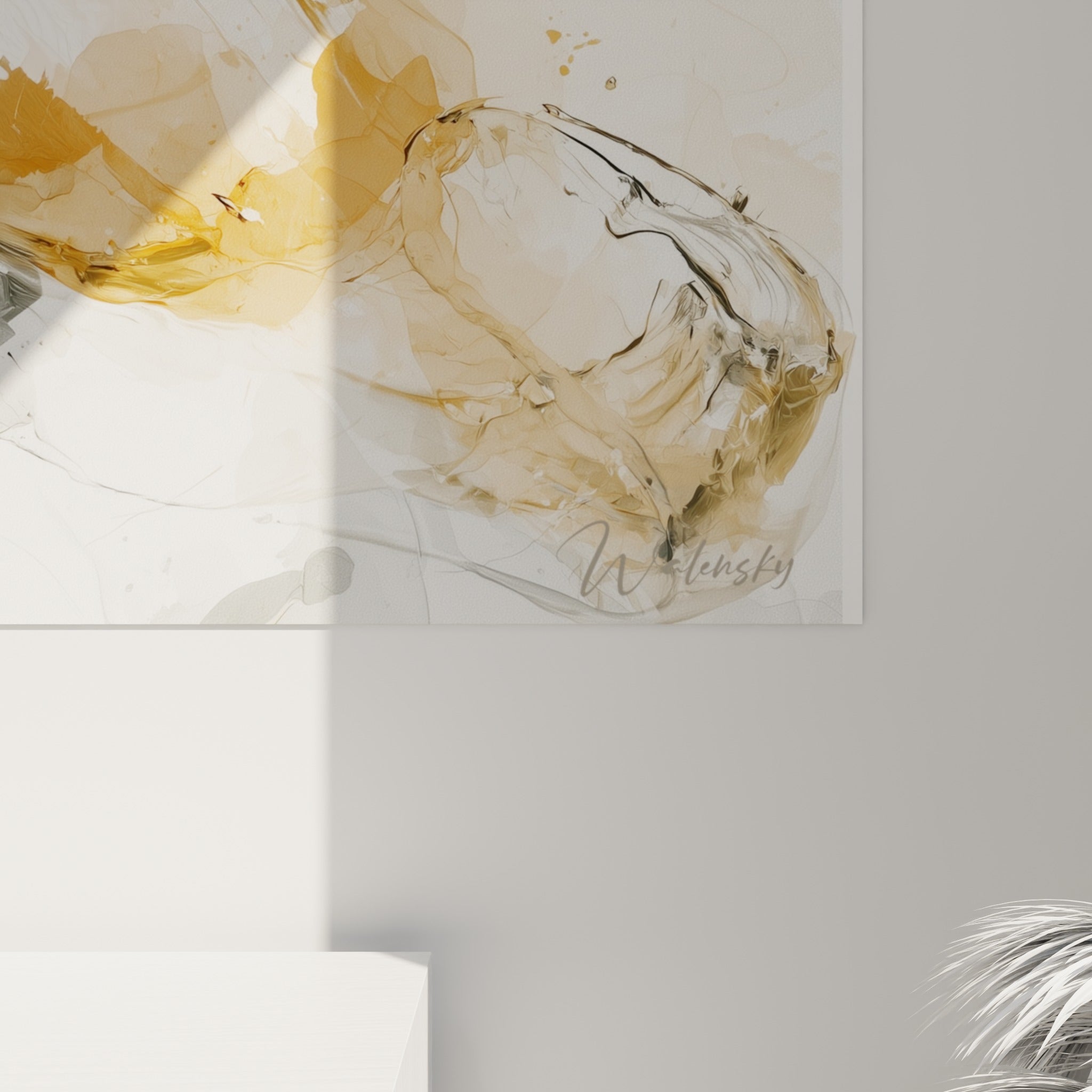 Empâtements dorés et coulures noires visibles de près sur la toile du tableau bière accrochée