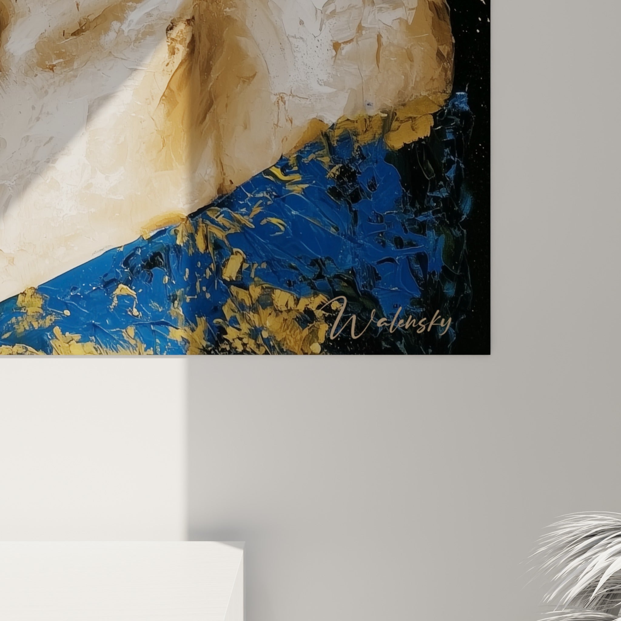 Empâtements dorés et coulures blanches sur le visage, matière épaisse et grain visible du tableau