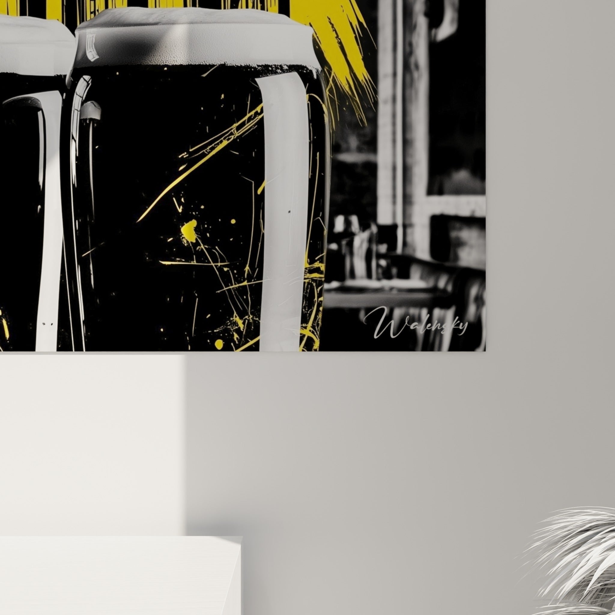 Détail des éclaboussures jaune moutarde et de la mousse blanche texturée sur fond noir et blanc