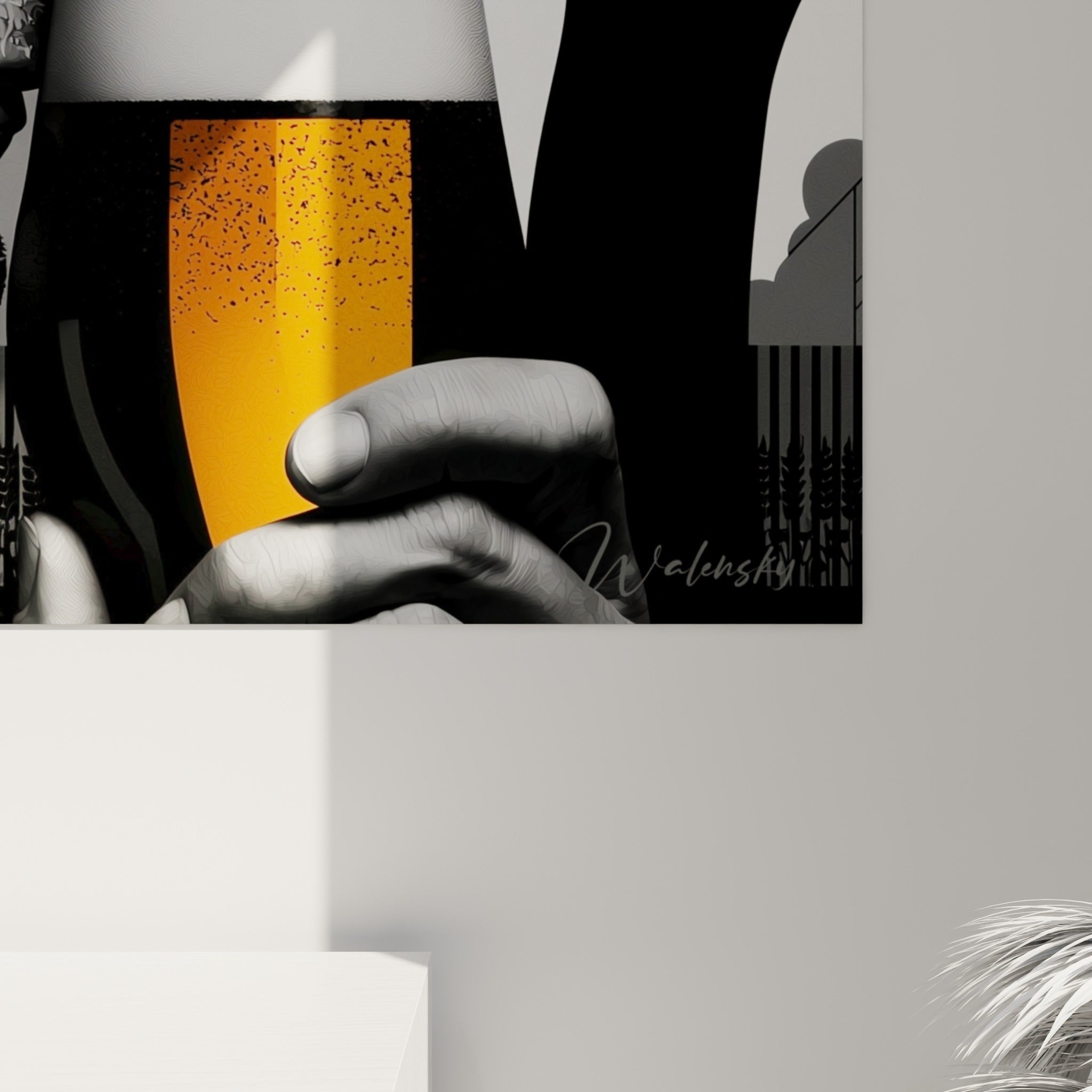 Reflets lumineux sur le verre de bière ambrée et grain texturé de la barbe grise en gros plan sur la toile