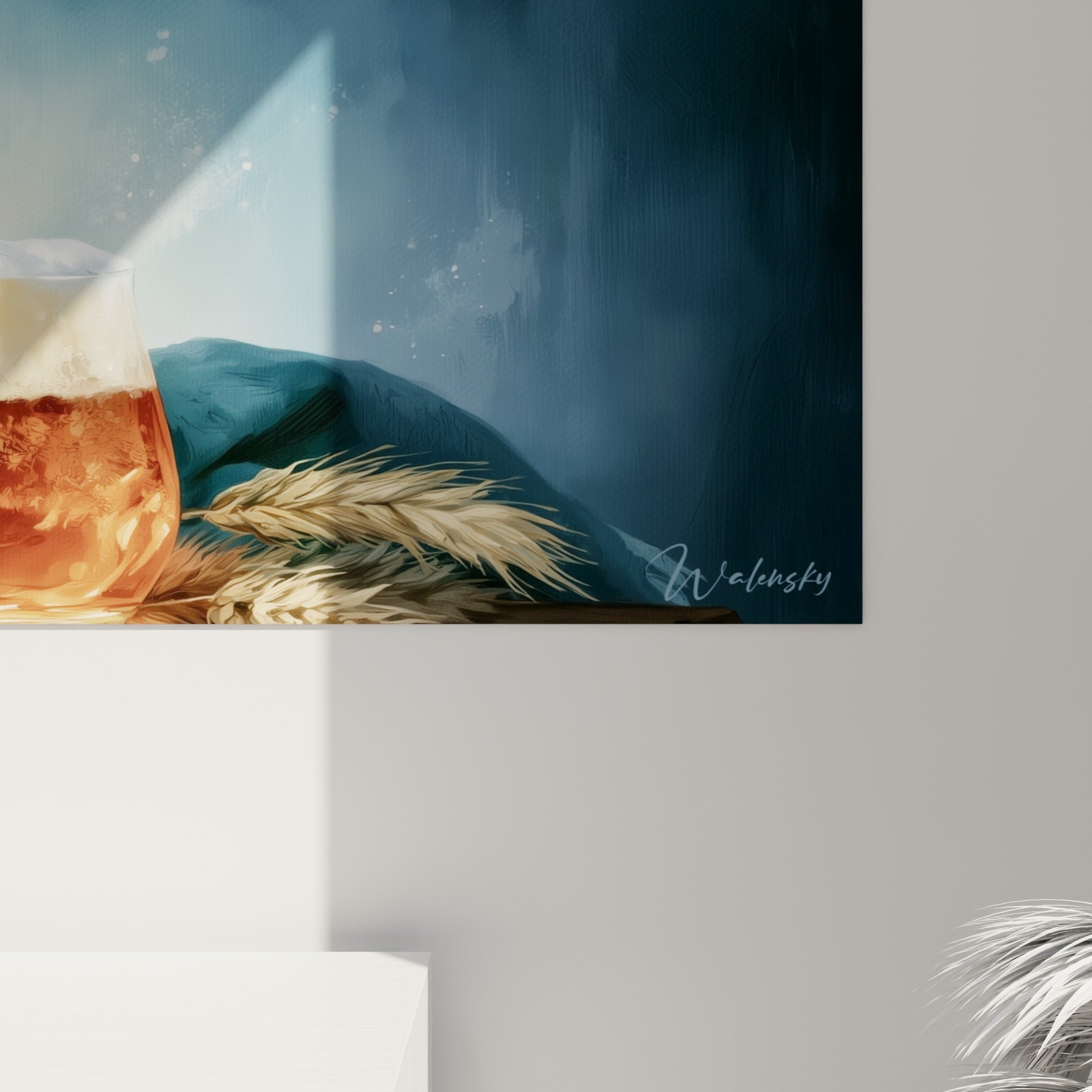 Empâtements de mousse blanche et reflets ambrés sur la chope, grain visible de la toile texturée