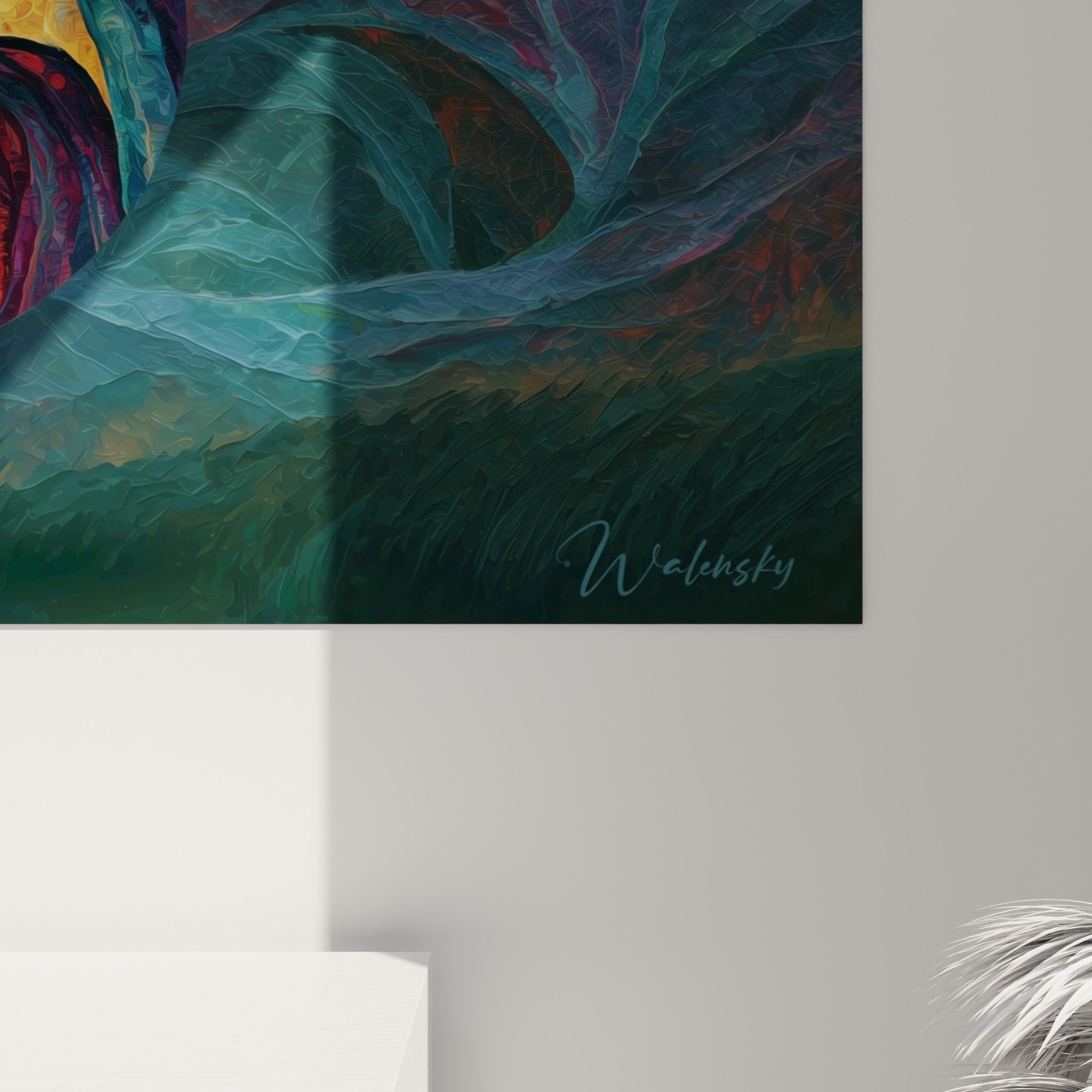 Matière peinte en gros plan révélant les coulures turquoise et ambrées mêlées à la mousse blanche épaisse du verre.