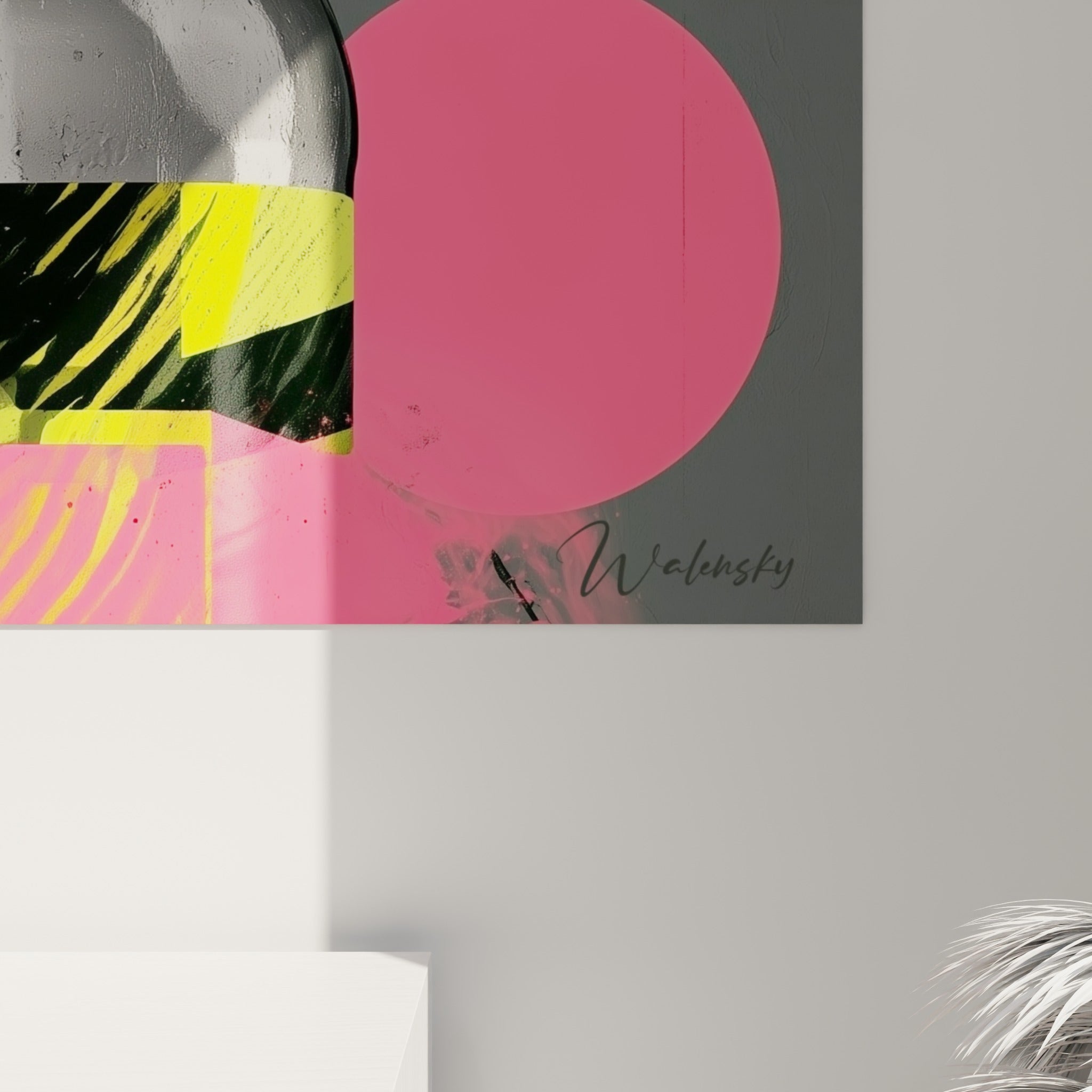 Détail des éclaboussures de peinture jaune fluo et rose fuchsia sur la texture granuleuse du tableau bière