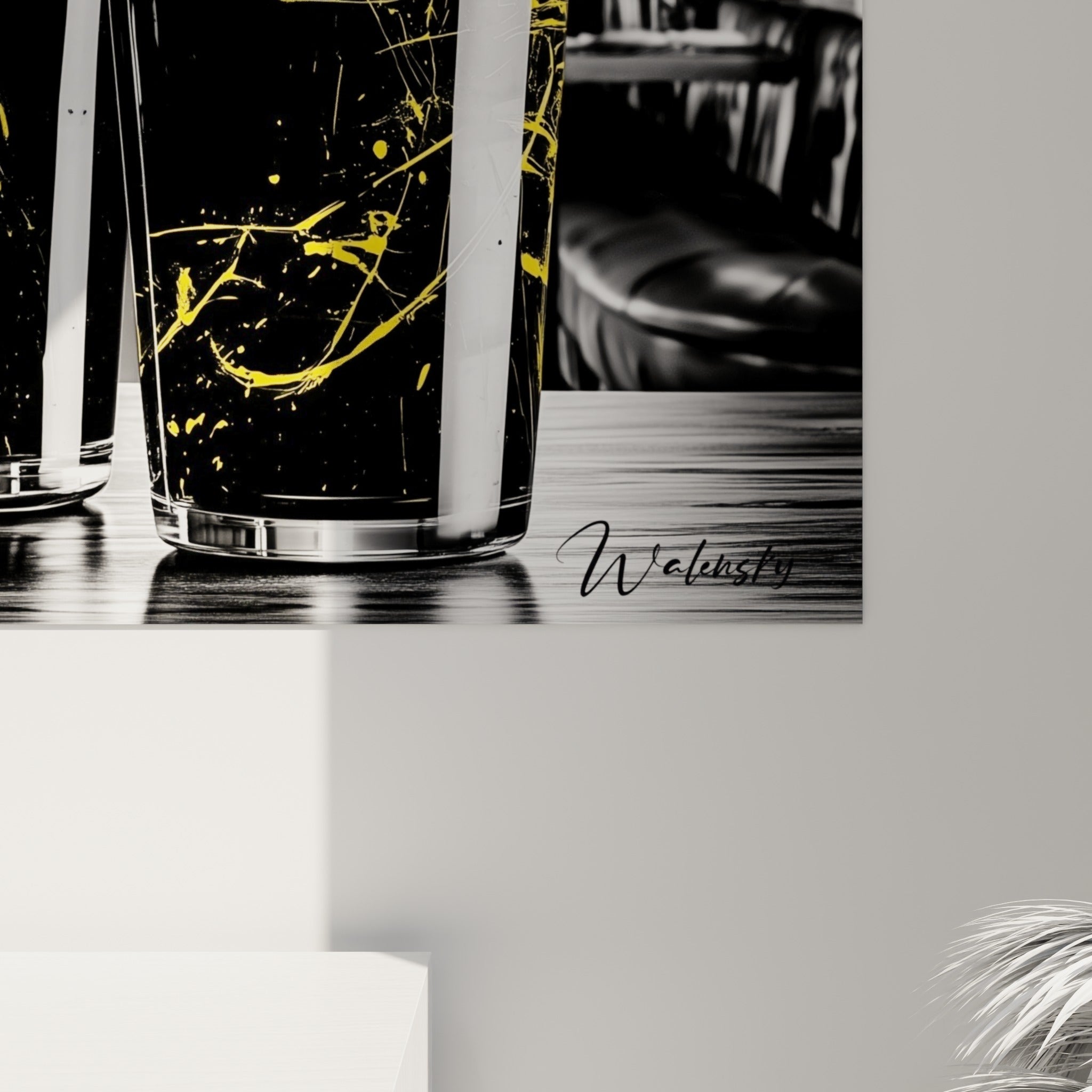 Coulures jaune moutarde et grain noir texturé visibles de près sur l'impression du tableau bière
