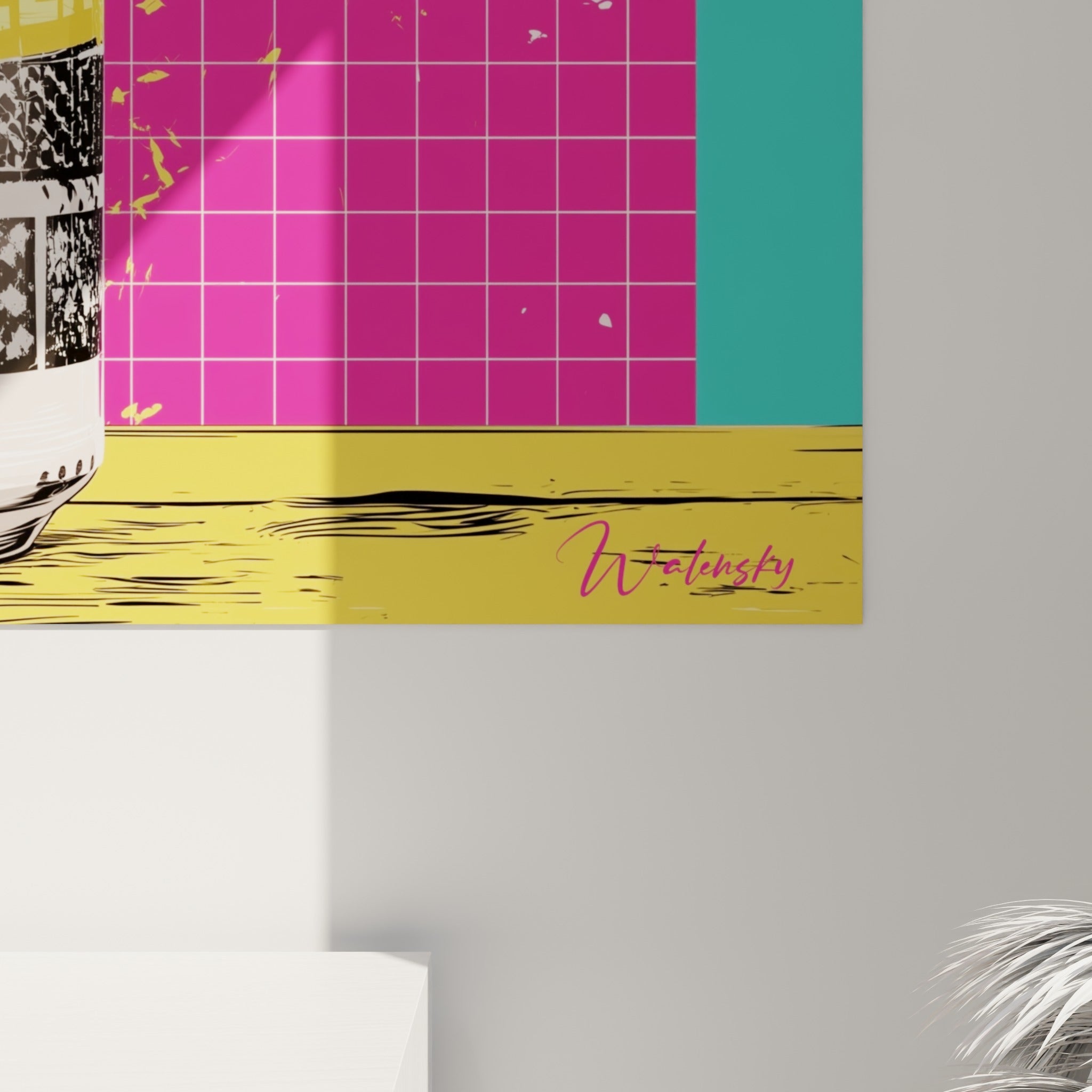 Trame demi-teinte et éclaboussures jaunes visibles de près sur la canette noire et le fond rose fuchsia