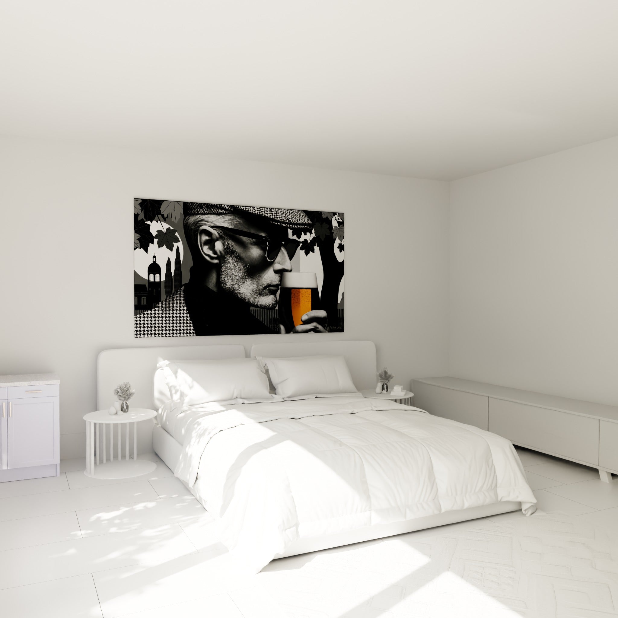 Portrait d'homme lunettes noires tenant un verre de bière dorée, au-dessus d'un lit dans une chambre claire