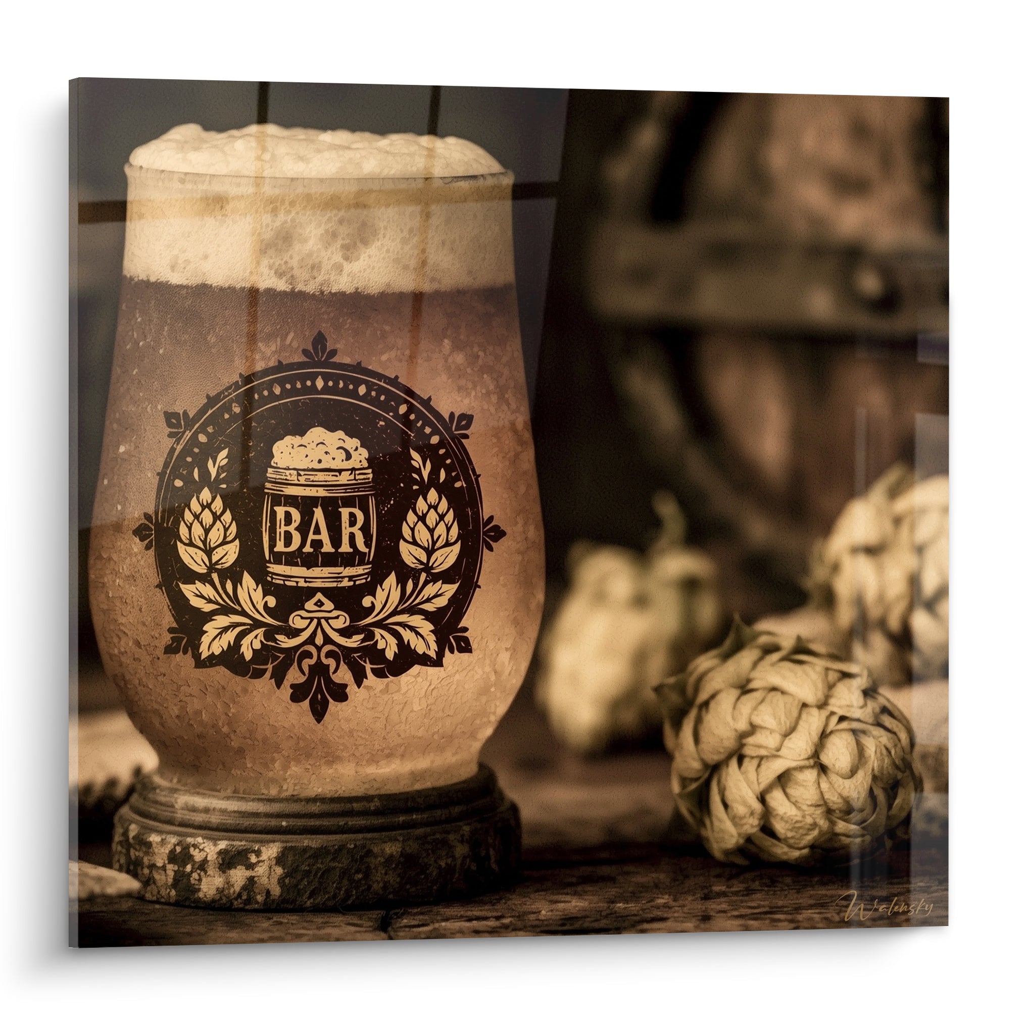 Verre de bière ambrée à mousse blanche débordante, emblème noir et fond en bois flou