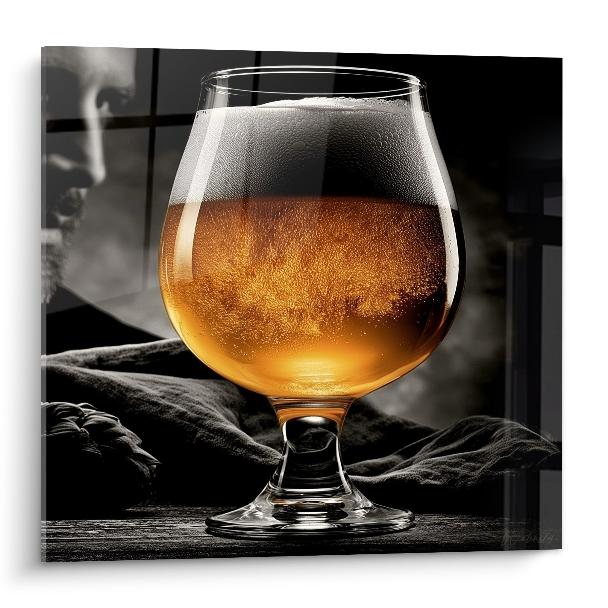 Verre à bière ambré rempli de mousse blanche, fond anthracite désaturé, style photographique hyperréaliste