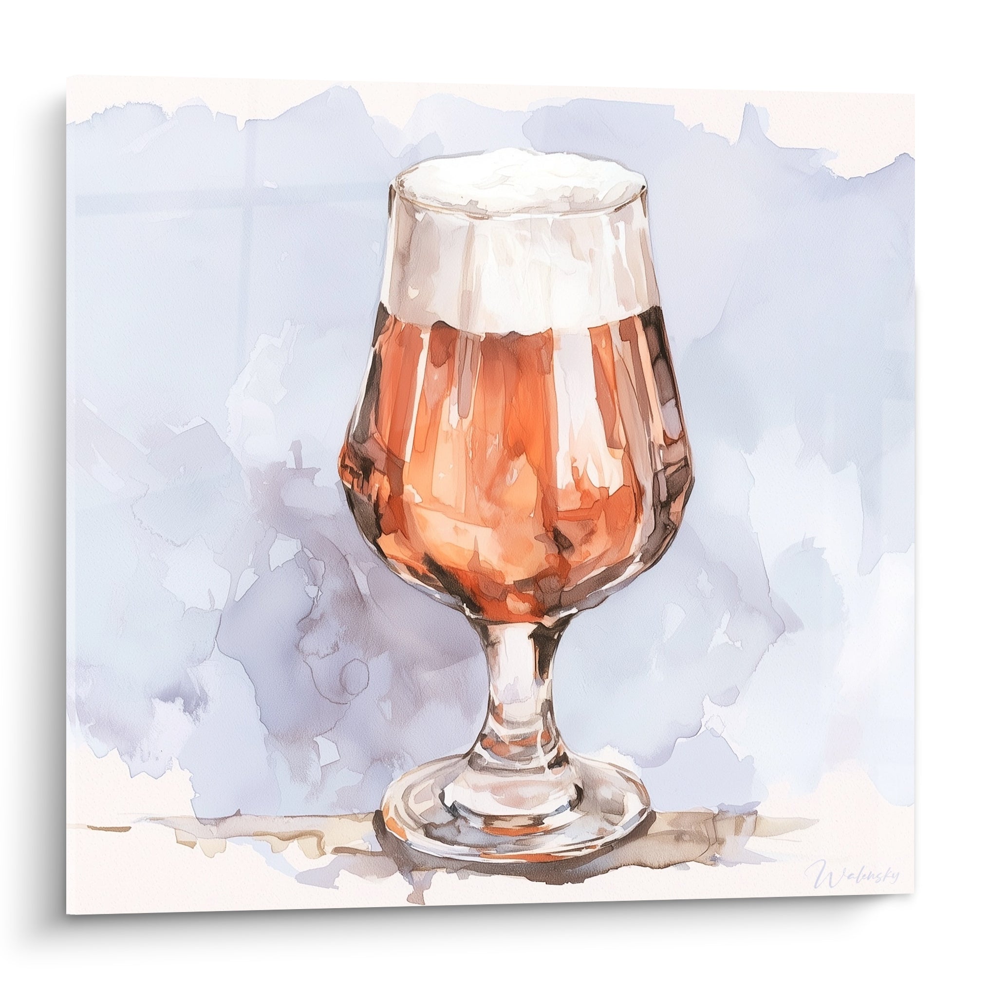 Verre de bière ambrée à mousse blanche crémeuse peint en aquarelle sur fond bleu pastel