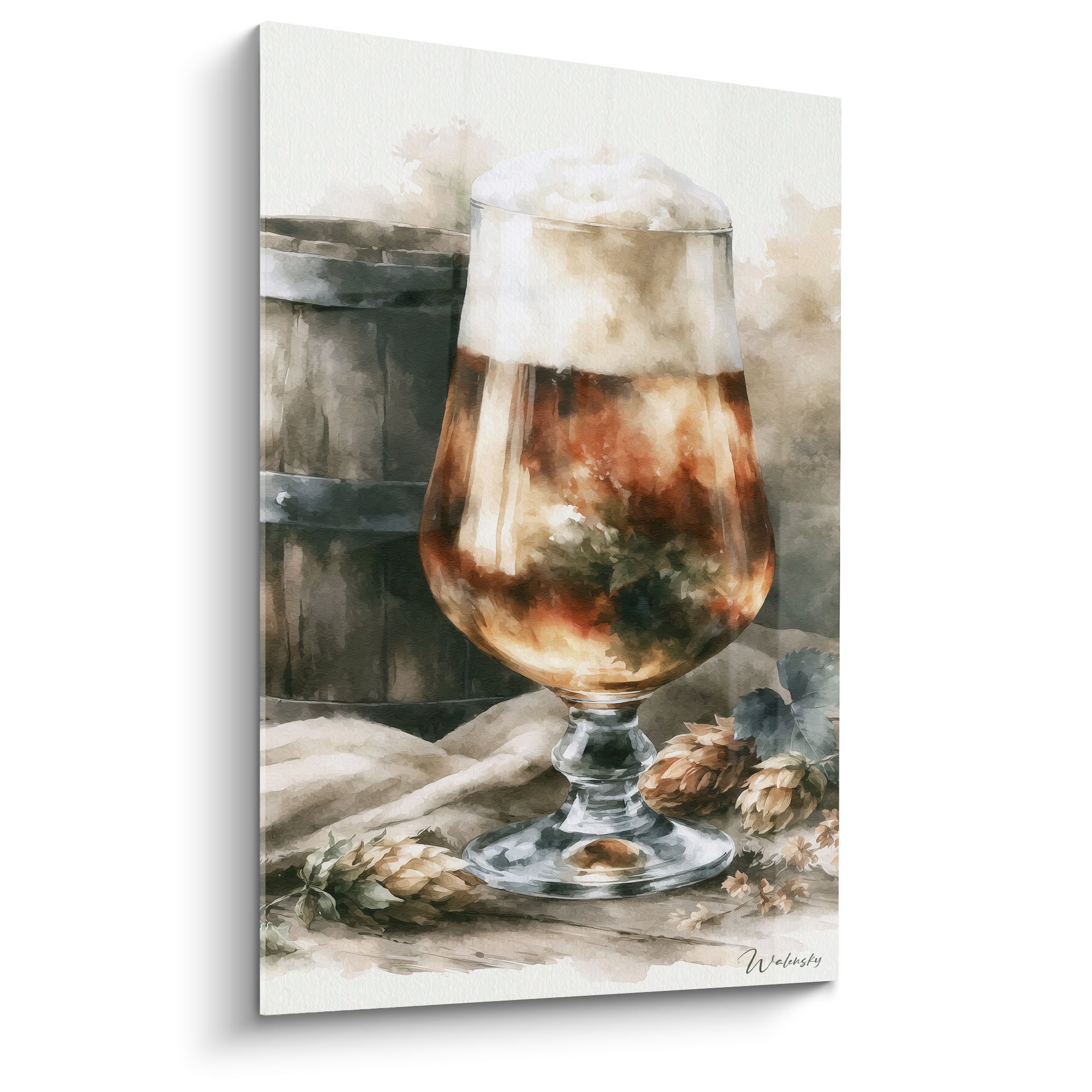 Verre de bière ambrée à mousse blanche épaisse, houblons dorés et tonneau anthracite en fond