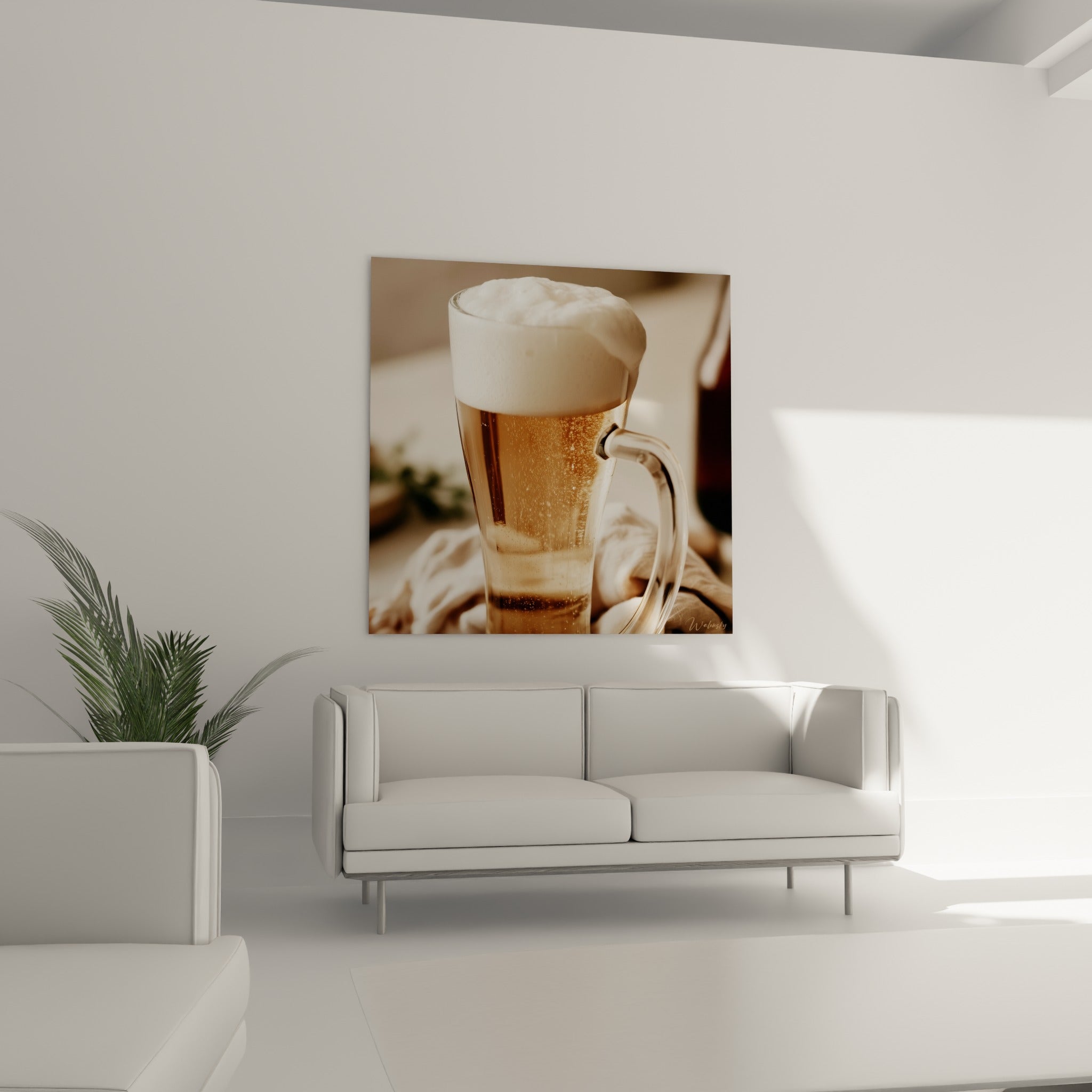Verre de bière ambrée et mousse blanche généreuse, au-dessus d'un canapé dans un salon lumineux