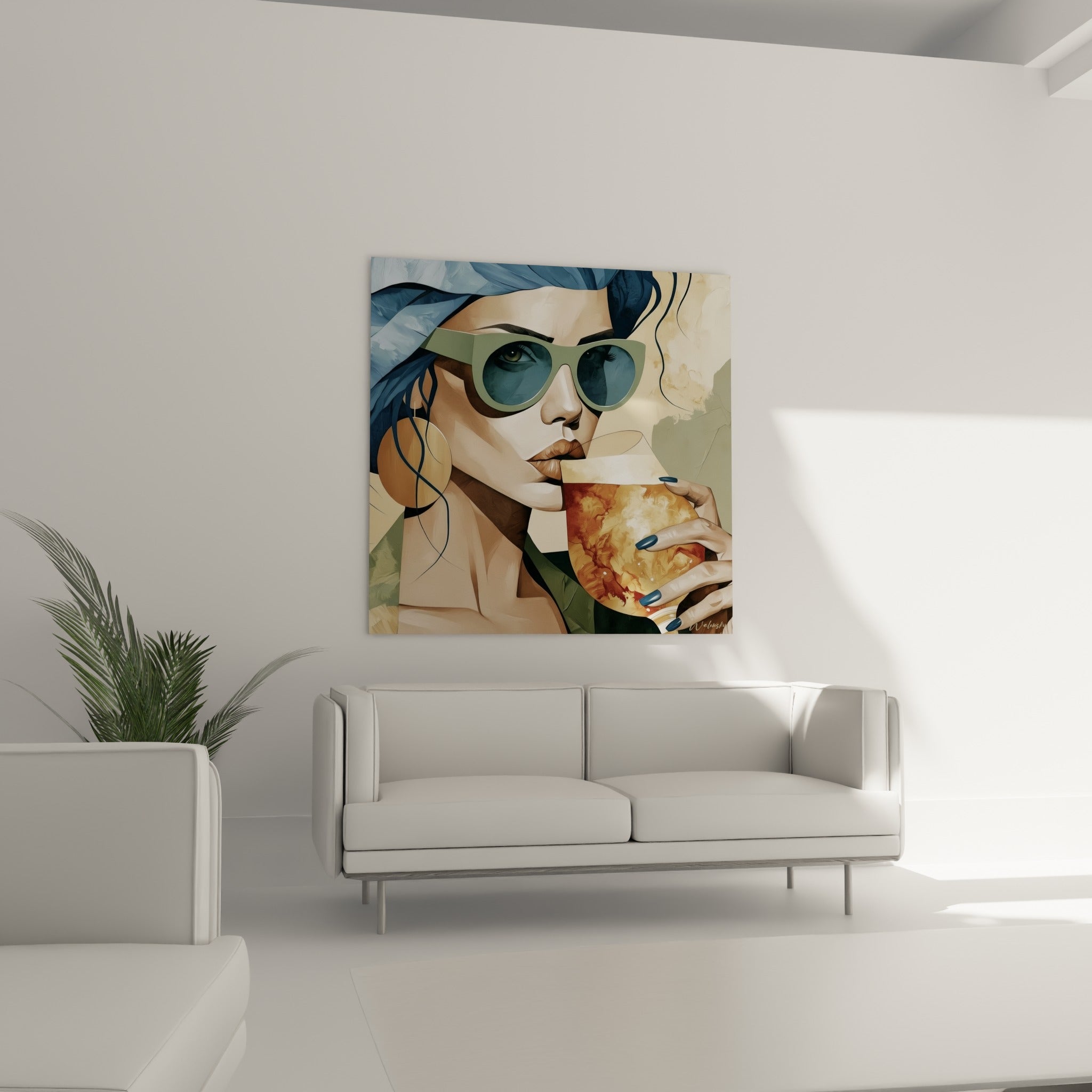 Visage féminin aux lunettes vertes et verre doré, accroché au-dessus d'un canapé dans un salon lumineux
