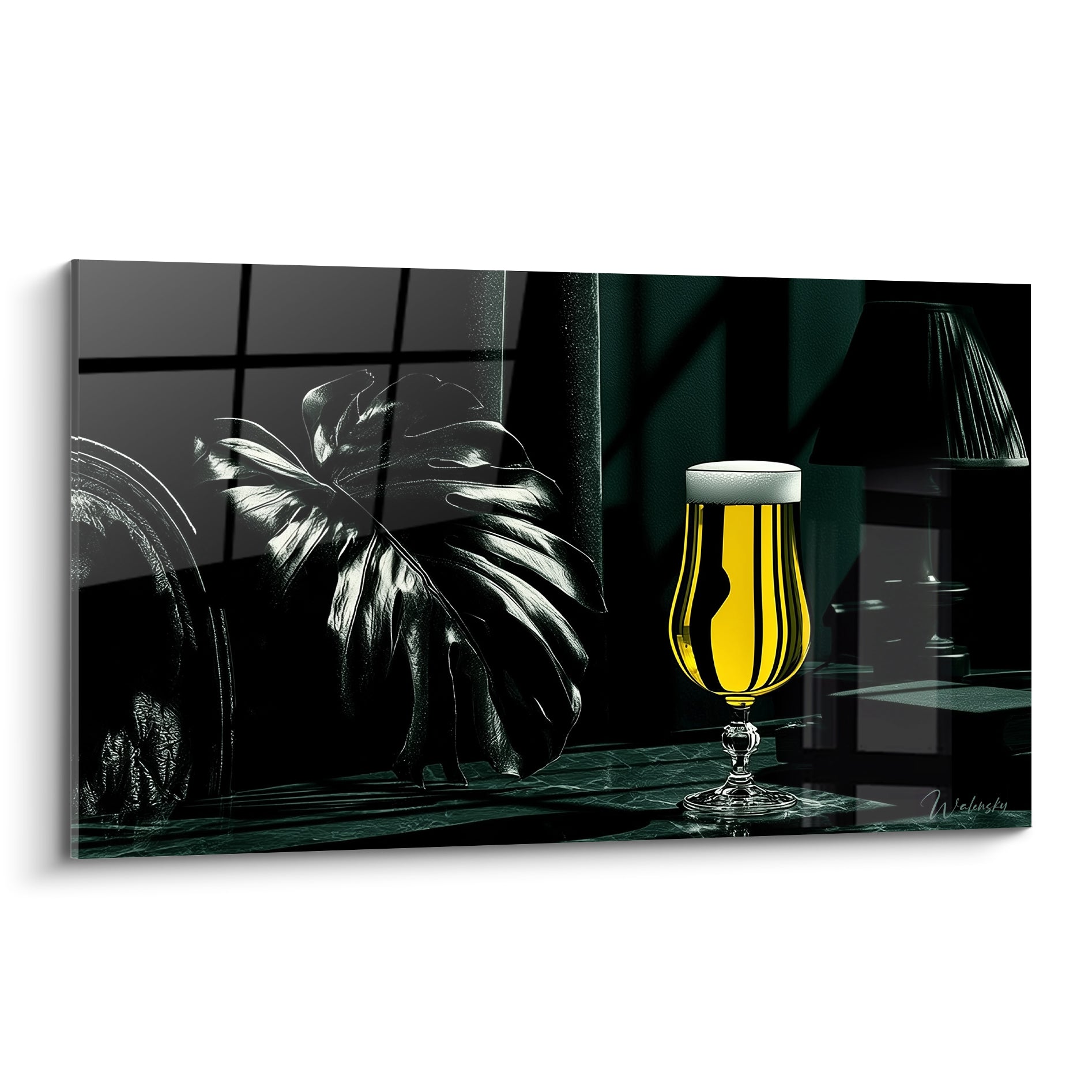 Verre bière doré rempli de liquide jaune sur table anthracite, feuille tropicale en clair-obscur