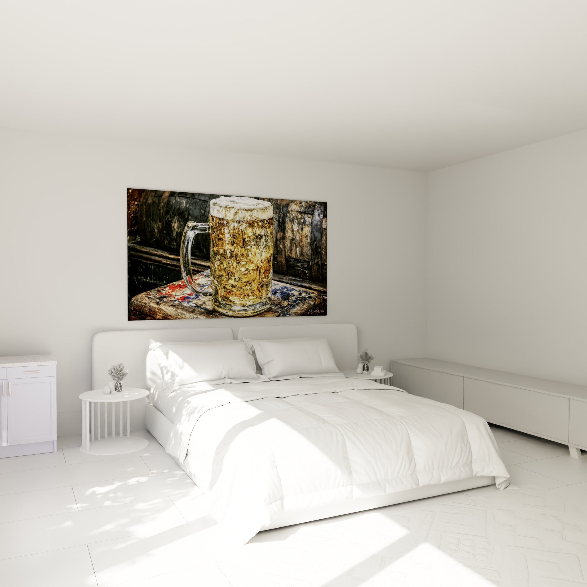 Bière dorée en chope givrée à mousse blanche, accrochée au-dessus d'un lit dans une chambre claire