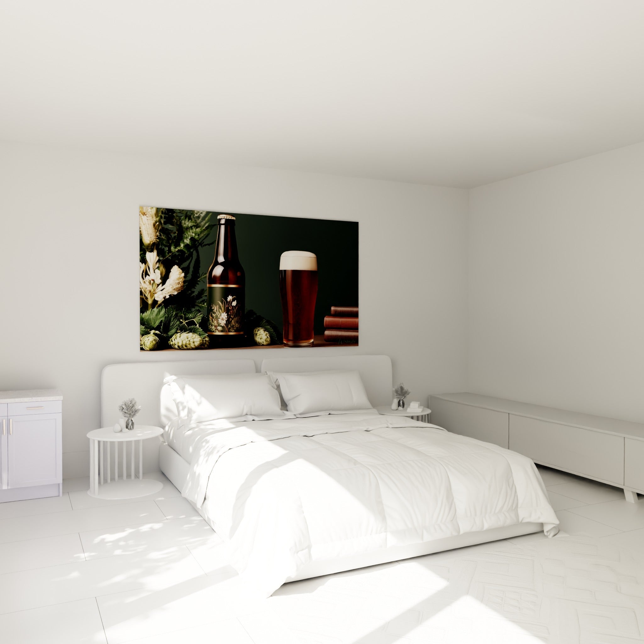 Verre de bière ambrée mousseuse et bouteille dorée au-dessus d'un lit dans une chambre claire