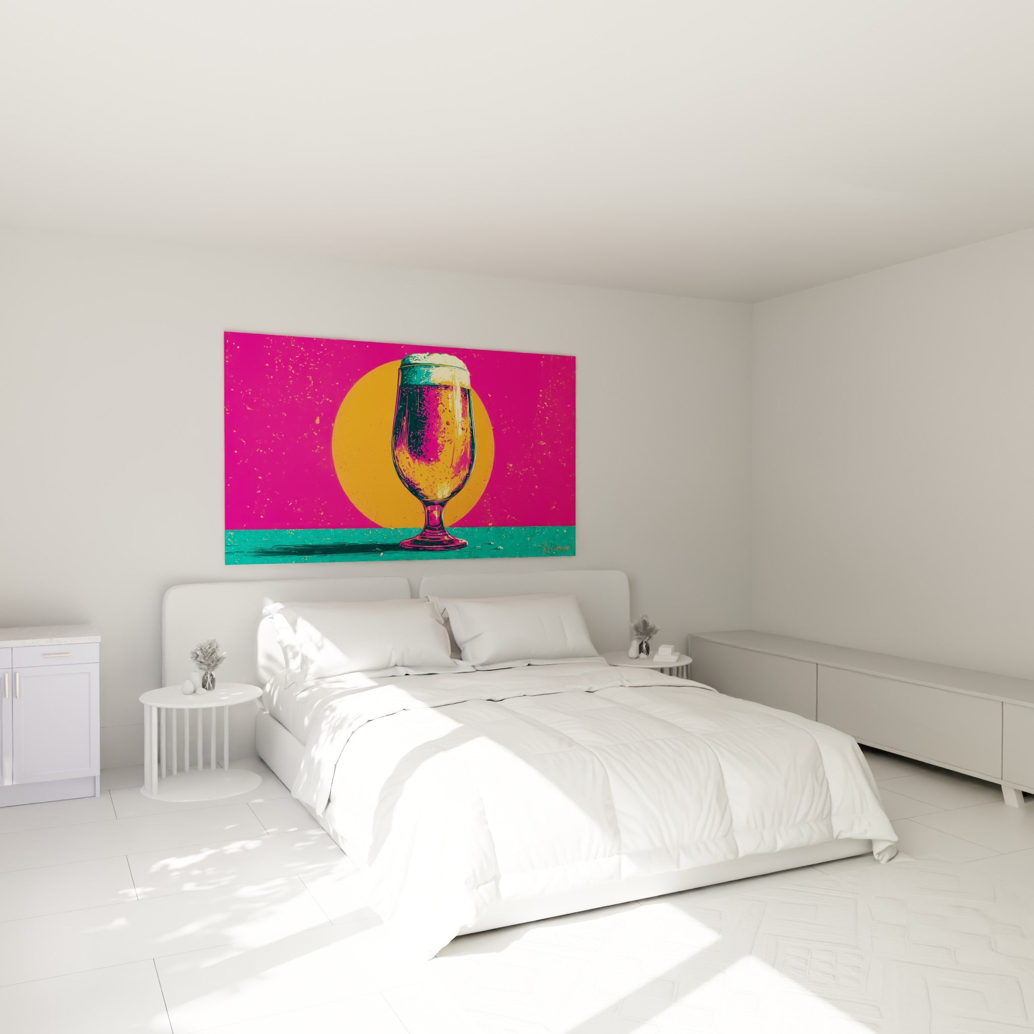 Chope de bière débordante aux teintes fuchsia et turquoise, au-dessus d'un lit dans une chambre claire
