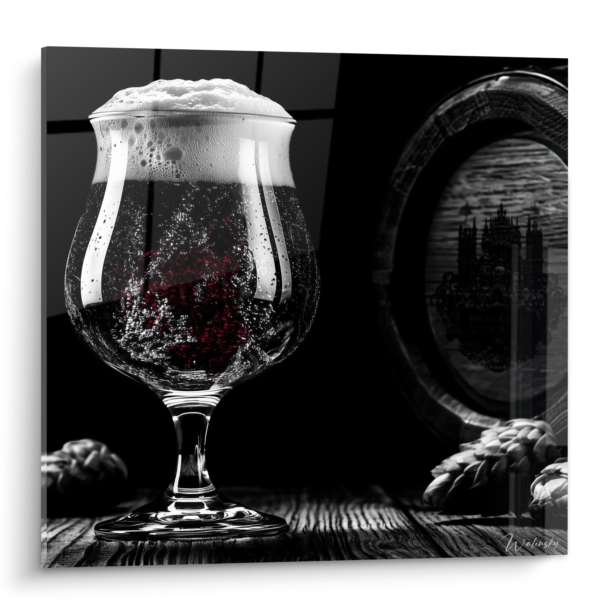 Verre de bière fauve à mousse blanche débordante devant un tonneau noir en arrière-plan