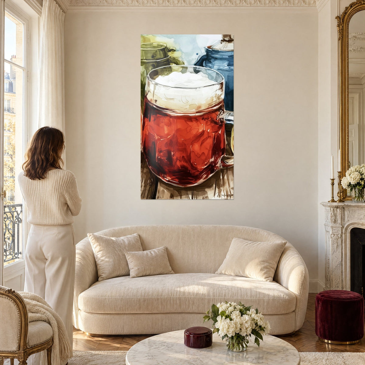 Quadro boccale di birra rosso ramato sormontato da schiuma cremosa, brocche verdi sullo sfondo, sopra un divano in un soggiorno luminoso