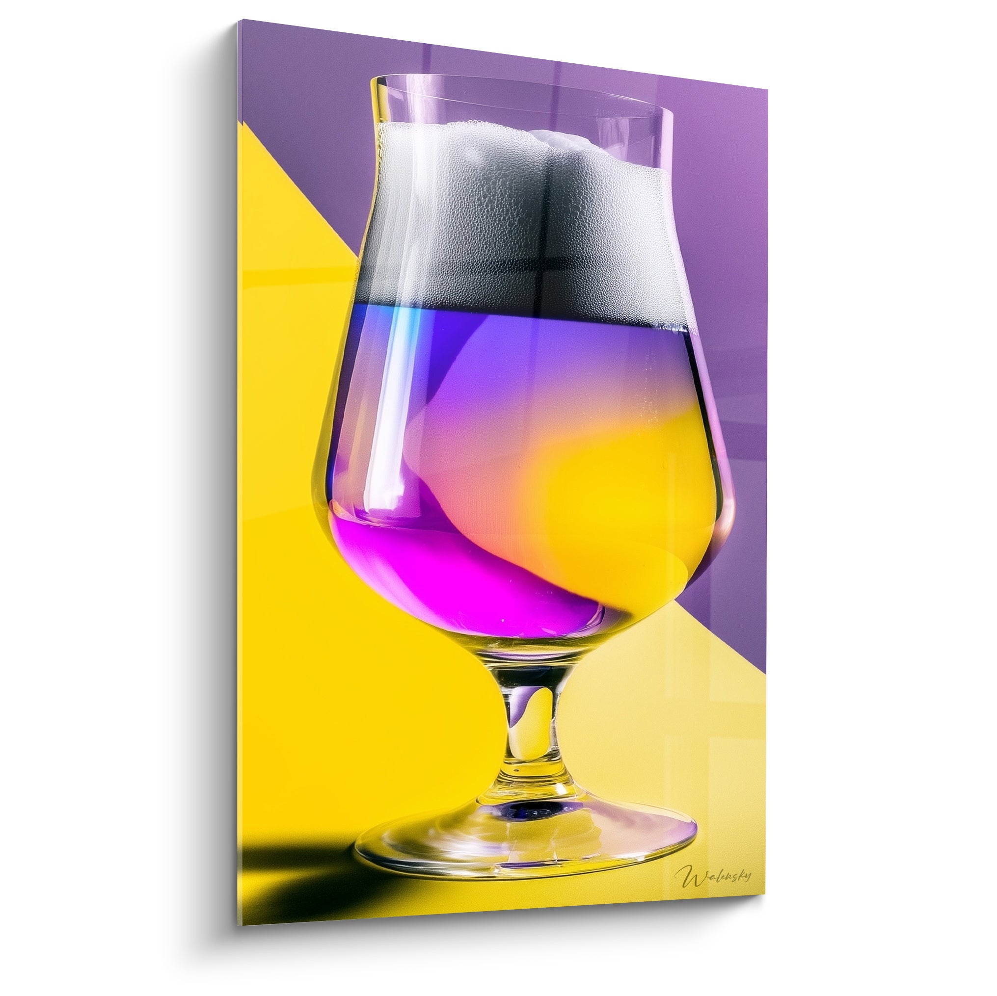 Verre à bière violet et jaune, mousse blanche épaisse, fond géométrique bicolore éclatant