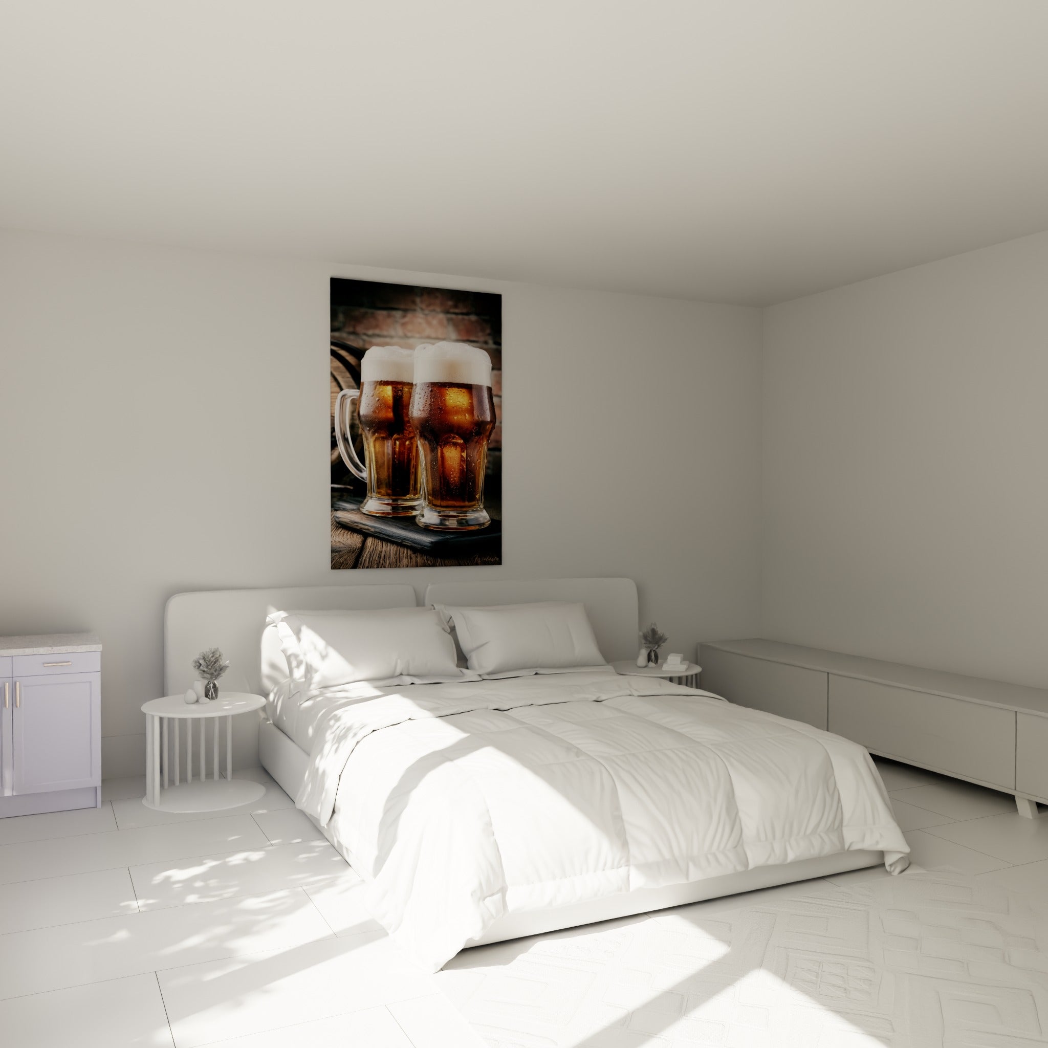 Chopes de bière ambrée et mousse blanche accrochées au-dessus d'un lit dans une chambre claire