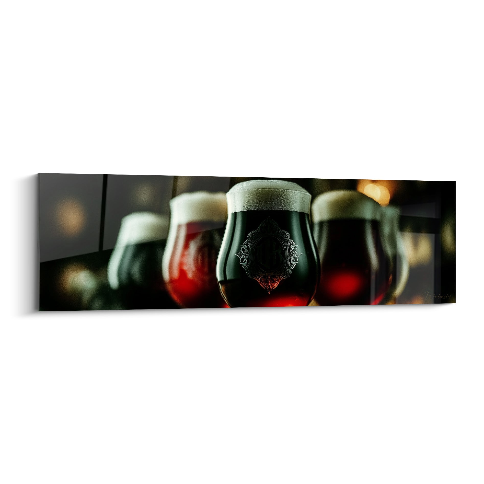 Verres de bière brune et rouge à mousse blanche crémeuse, blason gravé, lumière dorée tamisée