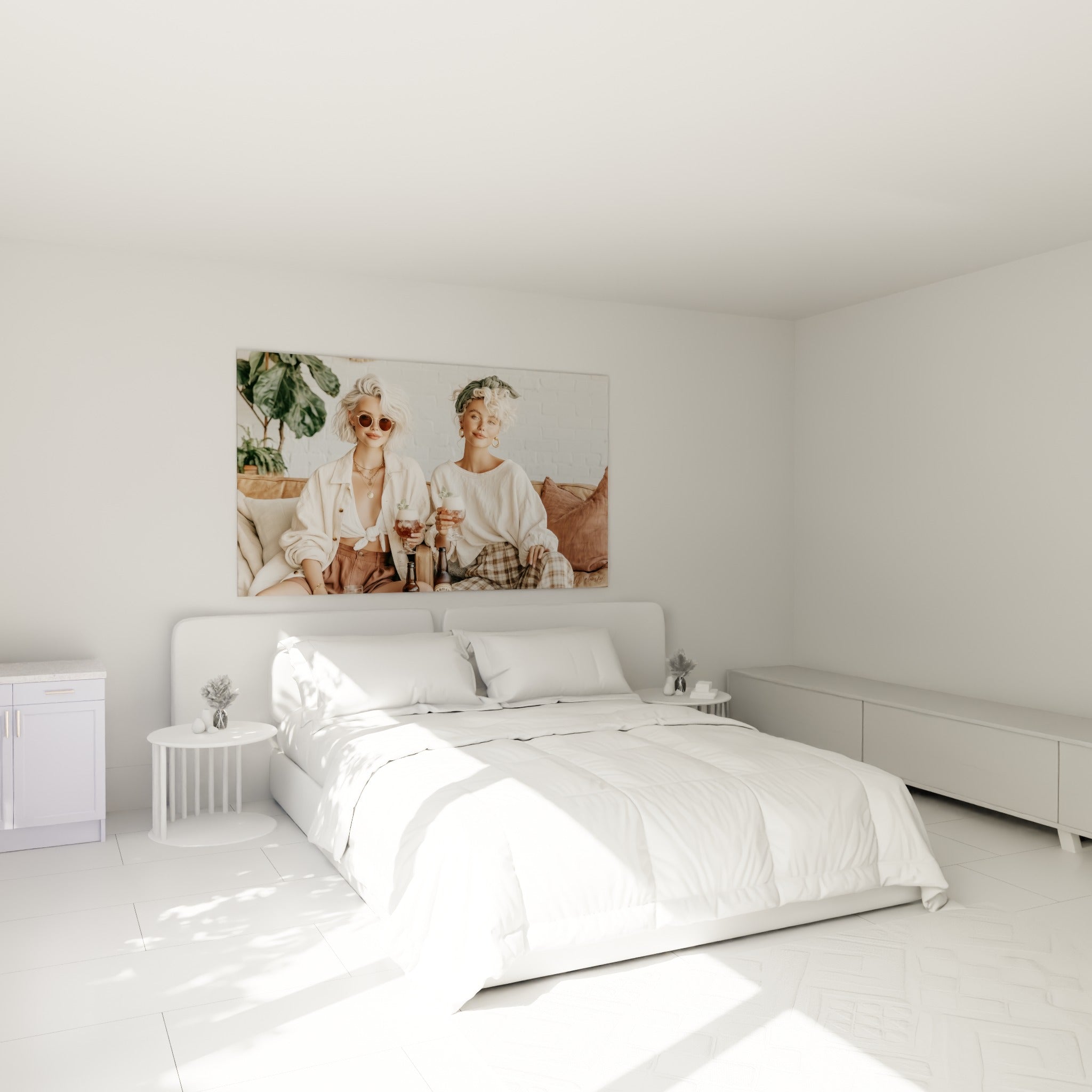 Amies complices aux tons beige et terracotta, verres de bière en main, au-dessus d'un lit dans une chambre claire