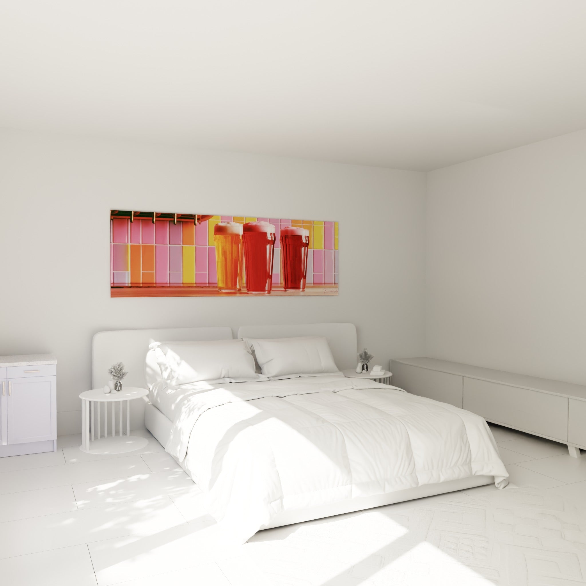 Pintes ambrée et rouge grenat mousseuses accrochées au-dessus d'un lit dans une chambre claire